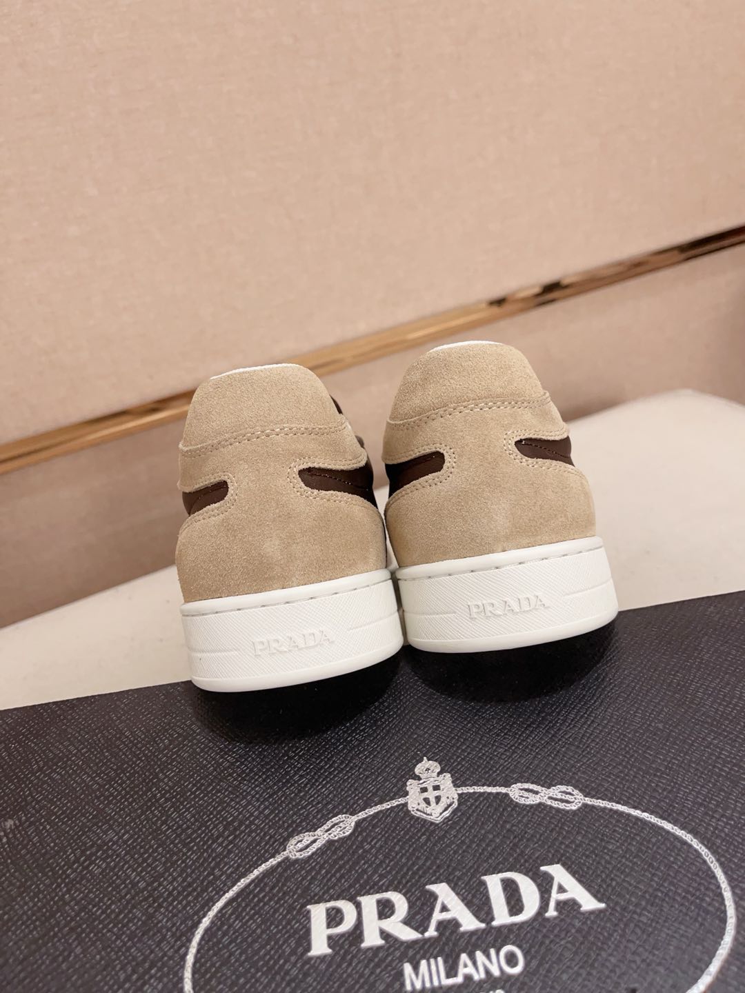 工厂价:340💰(普拉达)官网最新款🎁🎁休闲时尚男鞋👟，爆款💥版型简洁大气，潮男专属.独有的官网最新品牌元素元素👑原版装饰，时尚又大方，面料原版牛皮✅透气网里➕羊皮鞋垫，官网指定耐磨休闲大底，专柜经典款实物拍摄🎬38-44