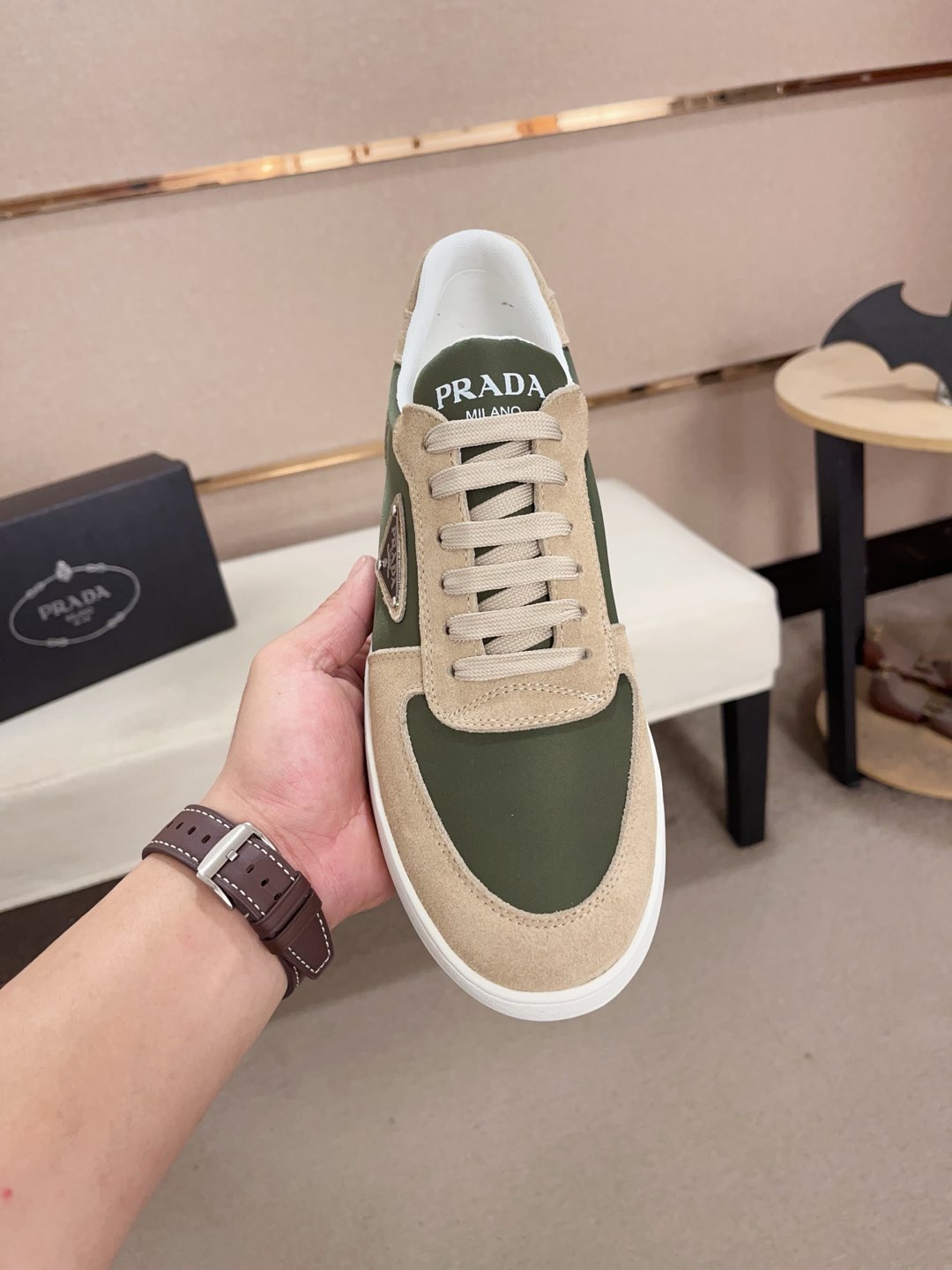 工厂价:340💰(普拉达)官网最新款🎁🎁休闲时尚男鞋👟，爆款💥版型简洁大气，潮男专属.独有的官网最新品牌元素元素👑原版装饰，时尚又大方，面料原版牛皮✅透气网里➕羊皮鞋垫，官网指定耐磨休闲大底，专柜经典款实物拍摄🎬38-44