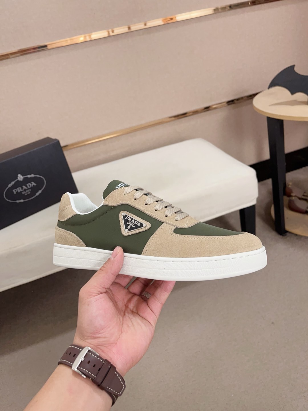 工厂价:340💰(普拉达)官网最新款🎁🎁休闲时尚男鞋👟，爆款💥版型简洁大气，潮男专属.独有的官网最新品牌元素元素👑原版装饰，时尚又大方，面料原版牛皮✅透气网里➕羊皮鞋垫，官网指定耐磨休闲大底，专柜经典款实物拍摄🎬38-44