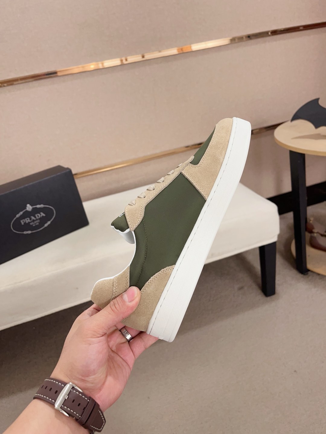 工厂价:340💰(普拉达)官网最新款🎁🎁休闲时尚男鞋👟，爆款💥版型简洁大气，潮男专属.独有的官网最新品牌元素元素👑原版装饰，时尚又大方，面料原版牛皮✅透气网里➕羊皮鞋垫，官网指定耐磨休闲大底，专柜经典款实物拍摄🎬38-44