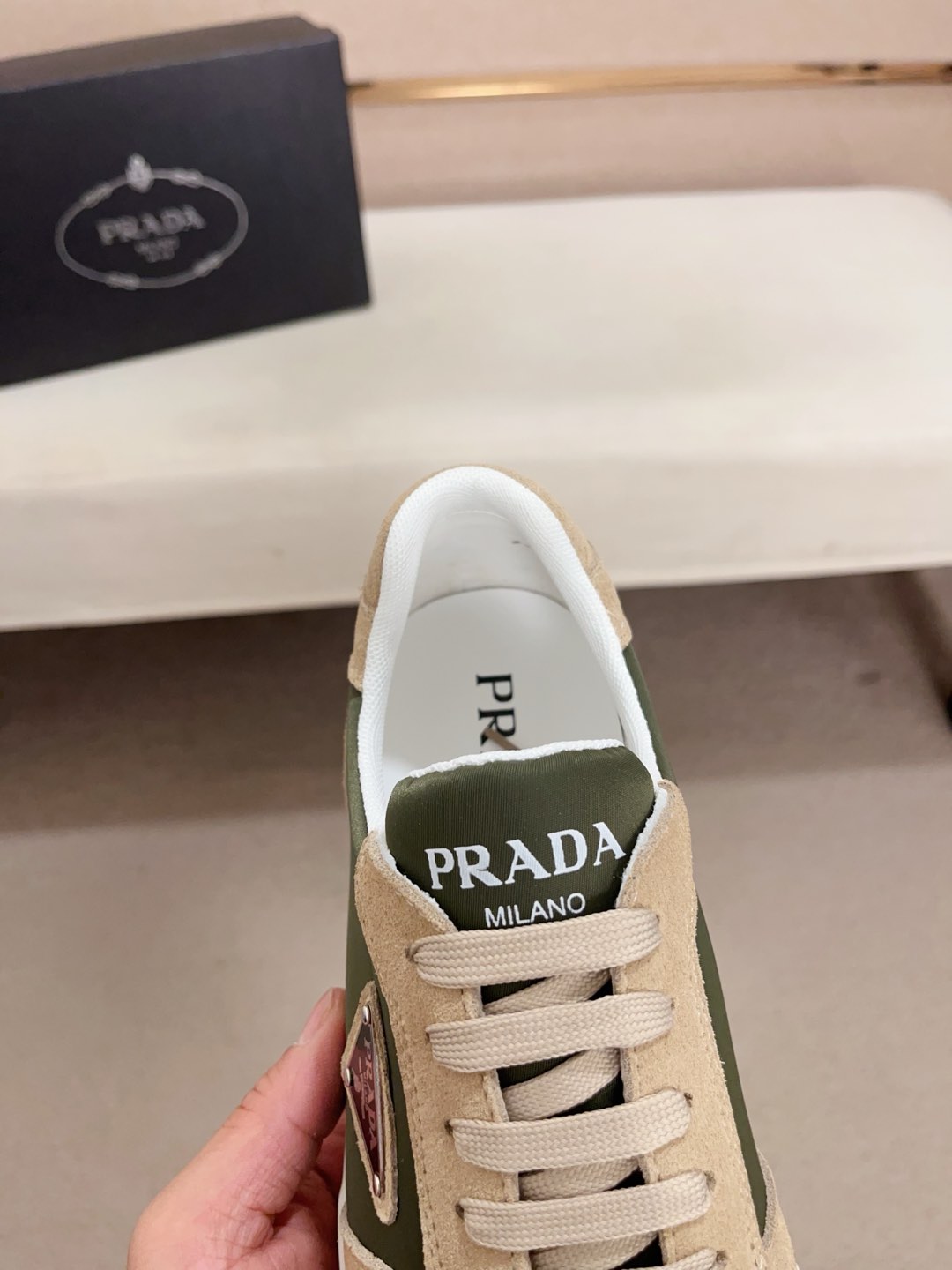 工厂价:340💰(普拉达)官网最新款🎁🎁休闲时尚男鞋👟，爆款💥版型简洁大气，潮男专属.独有的官网最新品牌元素元素👑原版装饰，时尚又大方，面料原版牛皮✅透气网里➕羊皮鞋垫，官网指定耐磨休闲大底，专柜经典款实物拍摄🎬38-44