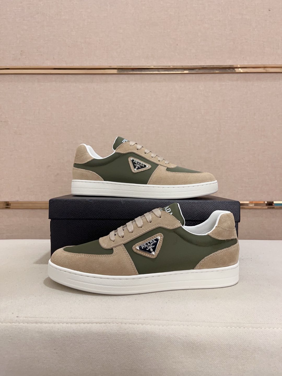 工厂价:340💰(普拉达)官网最新款🎁🎁休闲时尚男鞋👟，爆款💥版型简洁大气，潮男专属.独有的官网最新品牌元素元素👑原版装饰，时尚又大方，面料原版牛皮✅透气网里➕羊皮鞋垫，官网指定耐磨休闲大底，专柜经典款实物拍摄🎬38-44