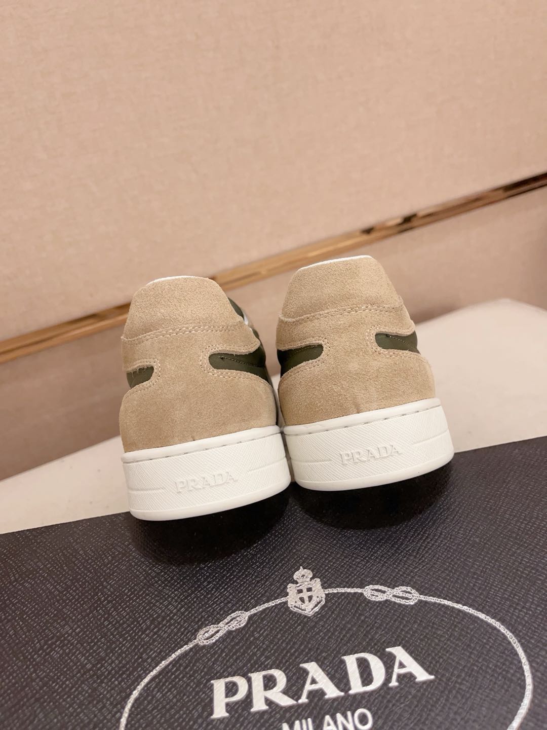 工厂价:340💰(普拉达)官网最新款🎁🎁休闲时尚男鞋👟，爆款💥版型简洁大气，潮男专属.独有的官网最新品牌元素元素👑原版装饰，时尚又大方，面料原版牛皮✅透气网里➕羊皮鞋垫，官网指定耐磨休闲大底，专柜经典款实物拍摄🎬38-44