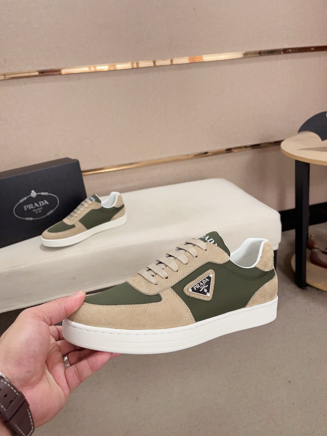 工厂价:340💰(普拉达)官网最新款🎁🎁休闲时尚男鞋👟，爆款💥版型简洁大气，潮男专属.独有的官网最新品牌元素元素👑原版装饰，时尚又大方，面料原版牛皮✅透气网里➕羊皮鞋垫，官网指定耐磨休闲大底，专柜经典款实物拍摄🎬38-44