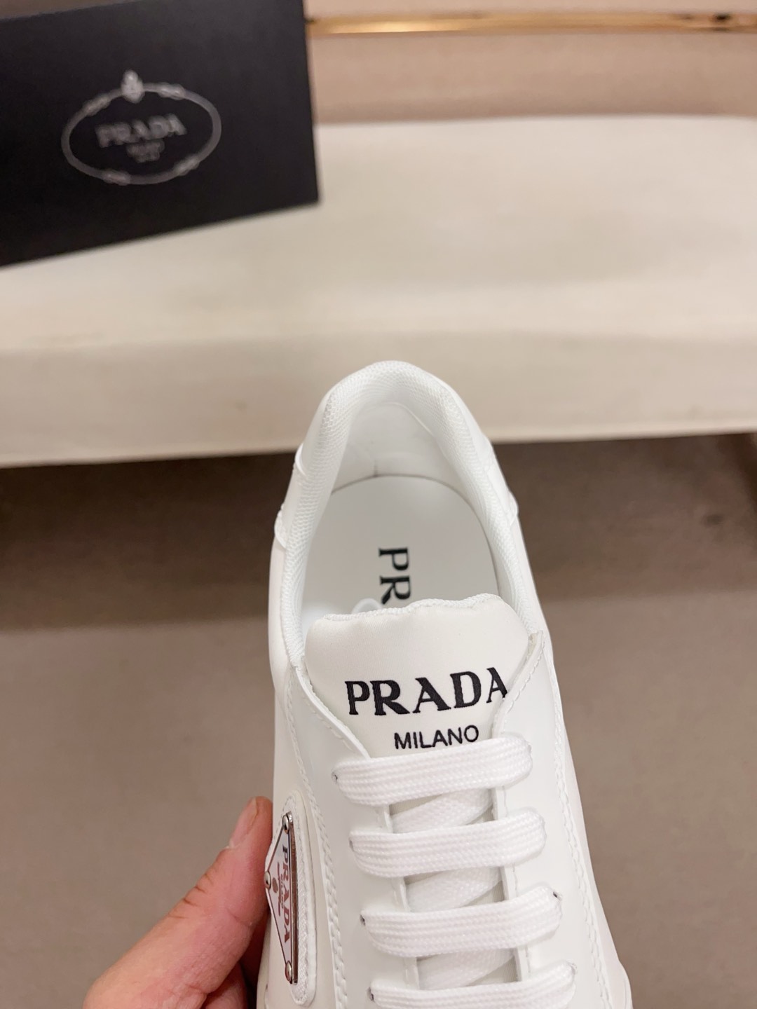 工厂价:340💰(普拉达)官网最新款🎁🎁休闲时尚男鞋👟，爆款💥版型简洁大气，潮男专属.独有的官网最新品牌元素元素👑原版装饰，时尚又大方，面料原版牛皮✅透气网里➕羊皮鞋垫，官网指定耐磨休闲大底，专柜经典款实物拍摄🎬38-44