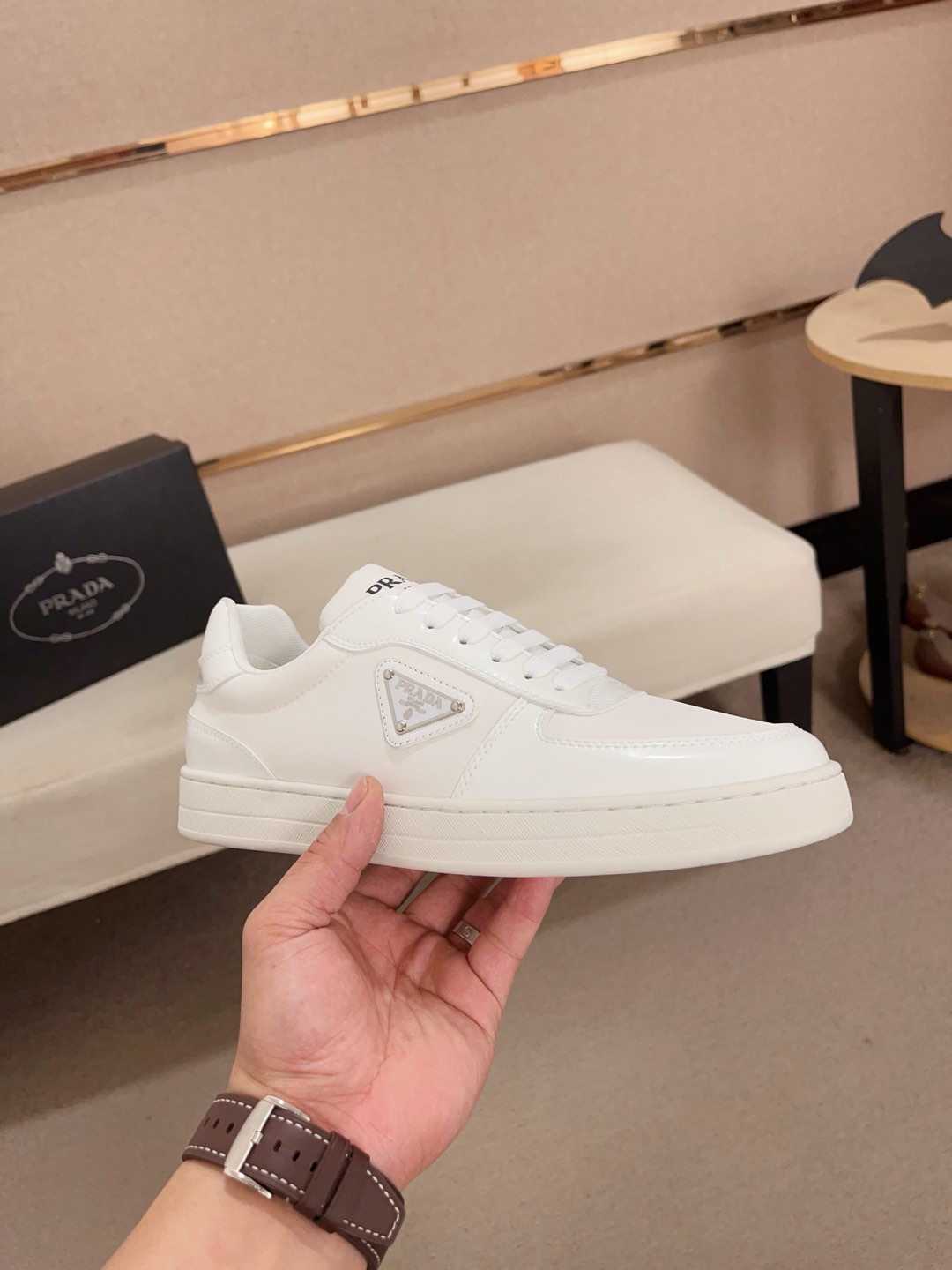 工厂价:340💰(普拉达)官网最新款🎁🎁休闲时尚男鞋👟，爆款💥版型简洁大气，潮男专属.独有的官网最新品牌元素元素👑原版装饰，时尚又大方，面料原版牛皮✅透气网里➕羊皮鞋垫，官网指定耐磨休闲大底，专柜经典款实物拍摄🎬38-44