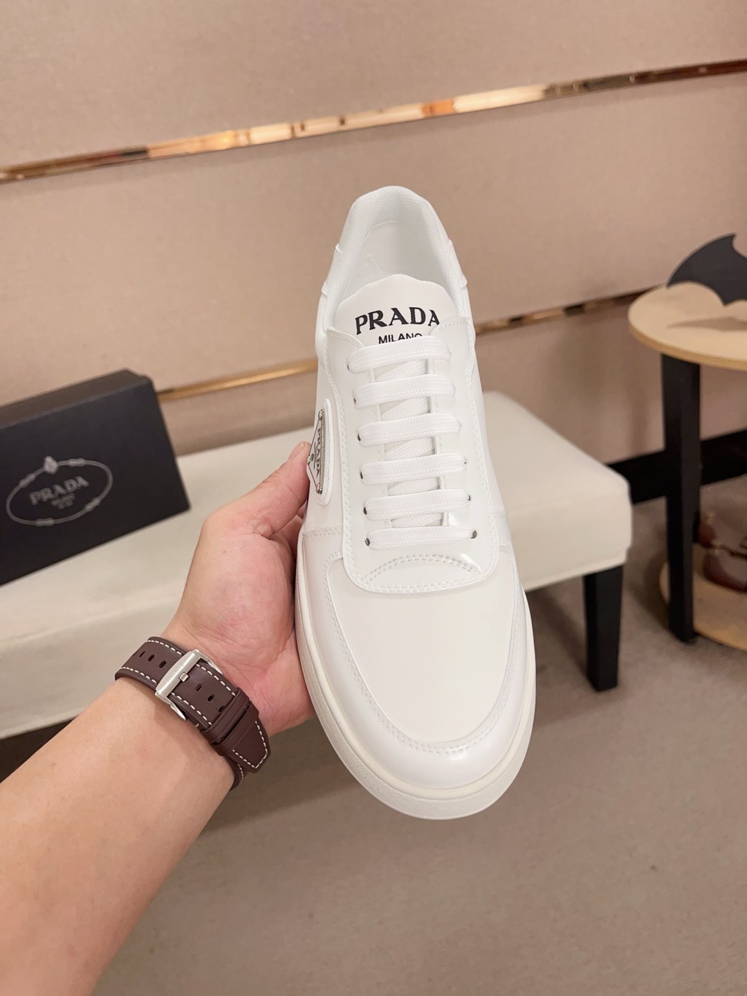 工厂价:340💰(普拉达)官网最新款🎁🎁休闲时尚男鞋👟，爆款💥版型简洁大气，潮男专属.独有的官网最新品牌元素元素👑原版装饰，时尚又大方，面料原版牛皮✅透气网里➕羊皮鞋垫，官网指定耐磨休闲大底，专柜经典款实物拍摄🎬38-44