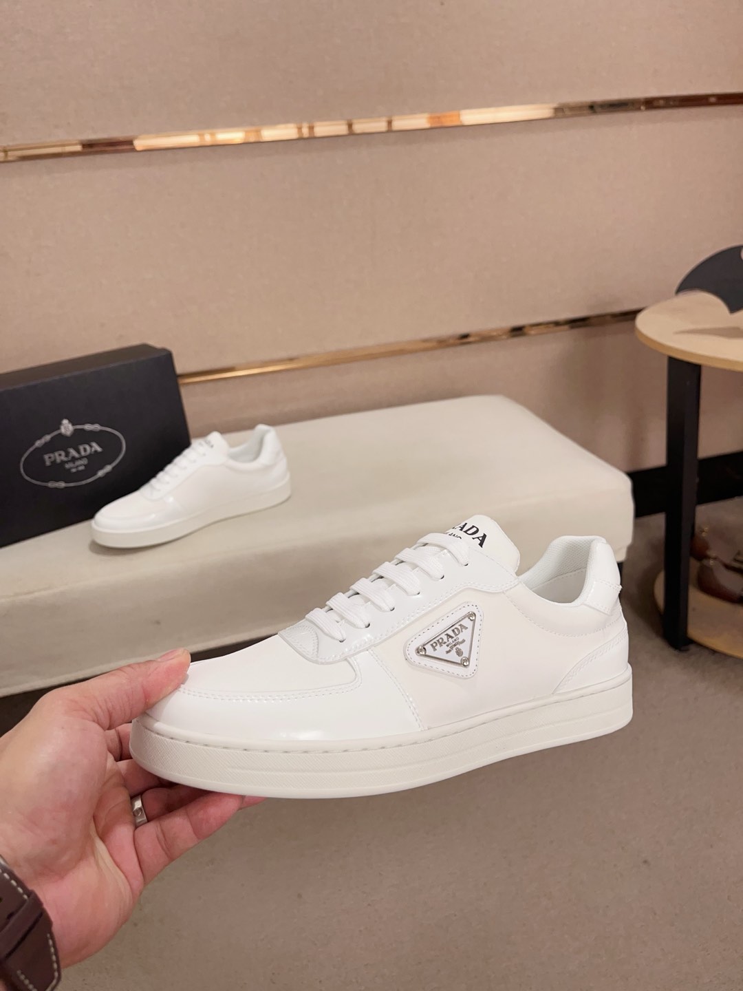 工厂价:340💰(普拉达)官网最新款🎁🎁休闲时尚男鞋👟，爆款💥版型简洁大气，潮男专属.独有的官网最新品牌元素元素👑原版装饰，时尚又大方，面料原版牛皮✅透气网里➕羊皮鞋垫，官网指定耐磨休闲大底，专柜经典款实物拍摄🎬38-44