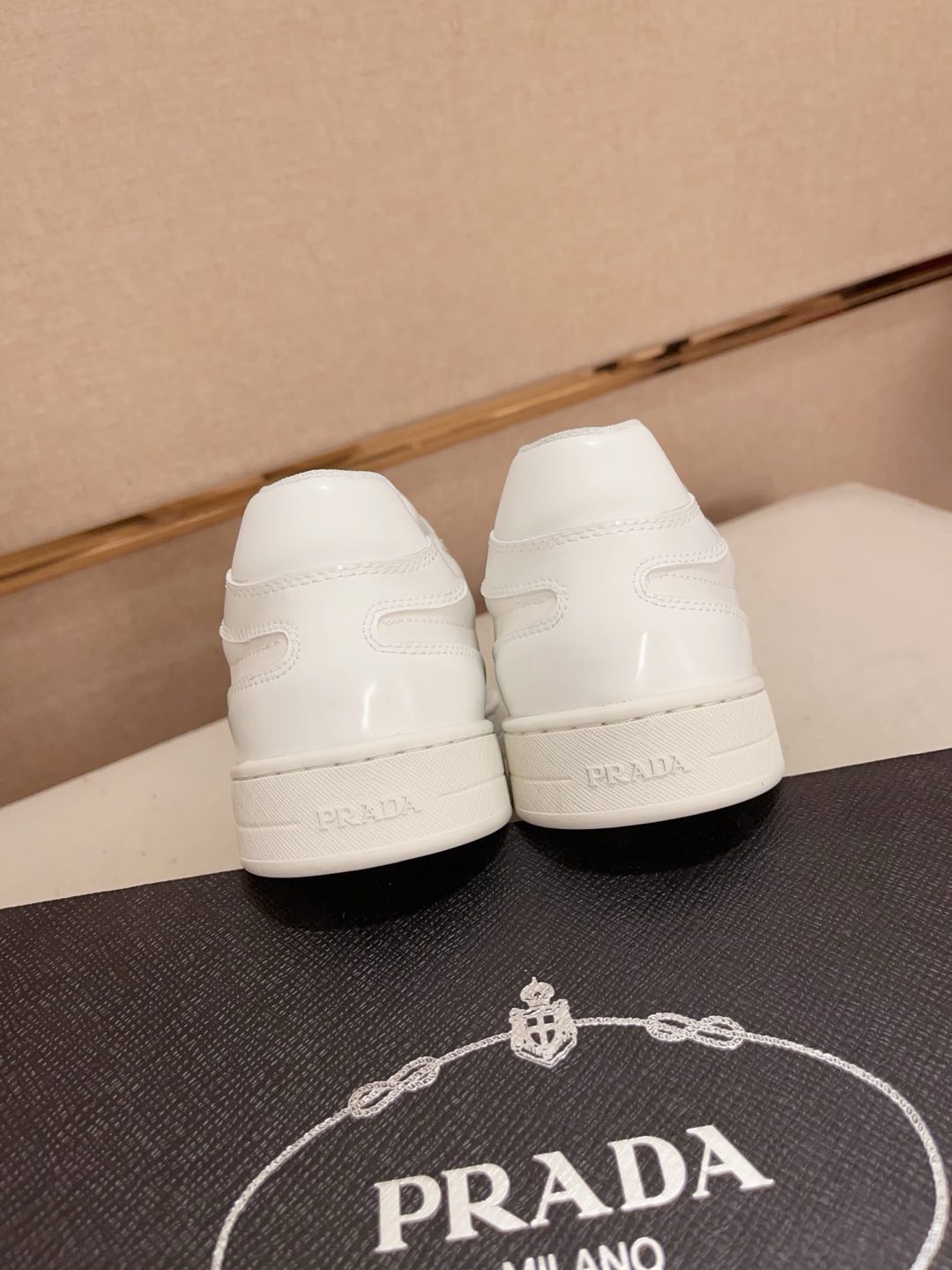 工厂价:340💰(普拉达)官网最新款🎁🎁休闲时尚男鞋👟，爆款💥版型简洁大气，潮男专属.独有的官网最新品牌元素元素👑原版装饰，时尚又大方，面料原版牛皮✅透气网里➕羊皮鞋垫，官网指定耐磨休闲大底，专柜经典款实物拍摄🎬38-44