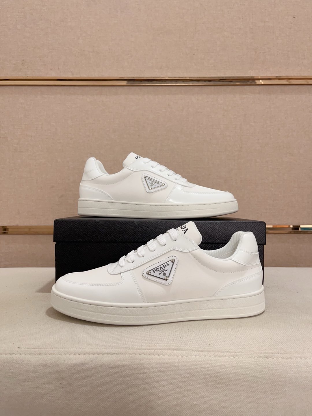 工厂价:340💰(普拉达)官网最新款🎁🎁休闲时尚男鞋👟，爆款💥版型简洁大气，潮男专属.独有的官网最新品牌元素元素👑原版装饰，时尚又大方，面料原版牛皮✅透气网里➕羊皮鞋垫，官网指定耐磨休闲大底，专柜经典款实物拍摄🎬38-44