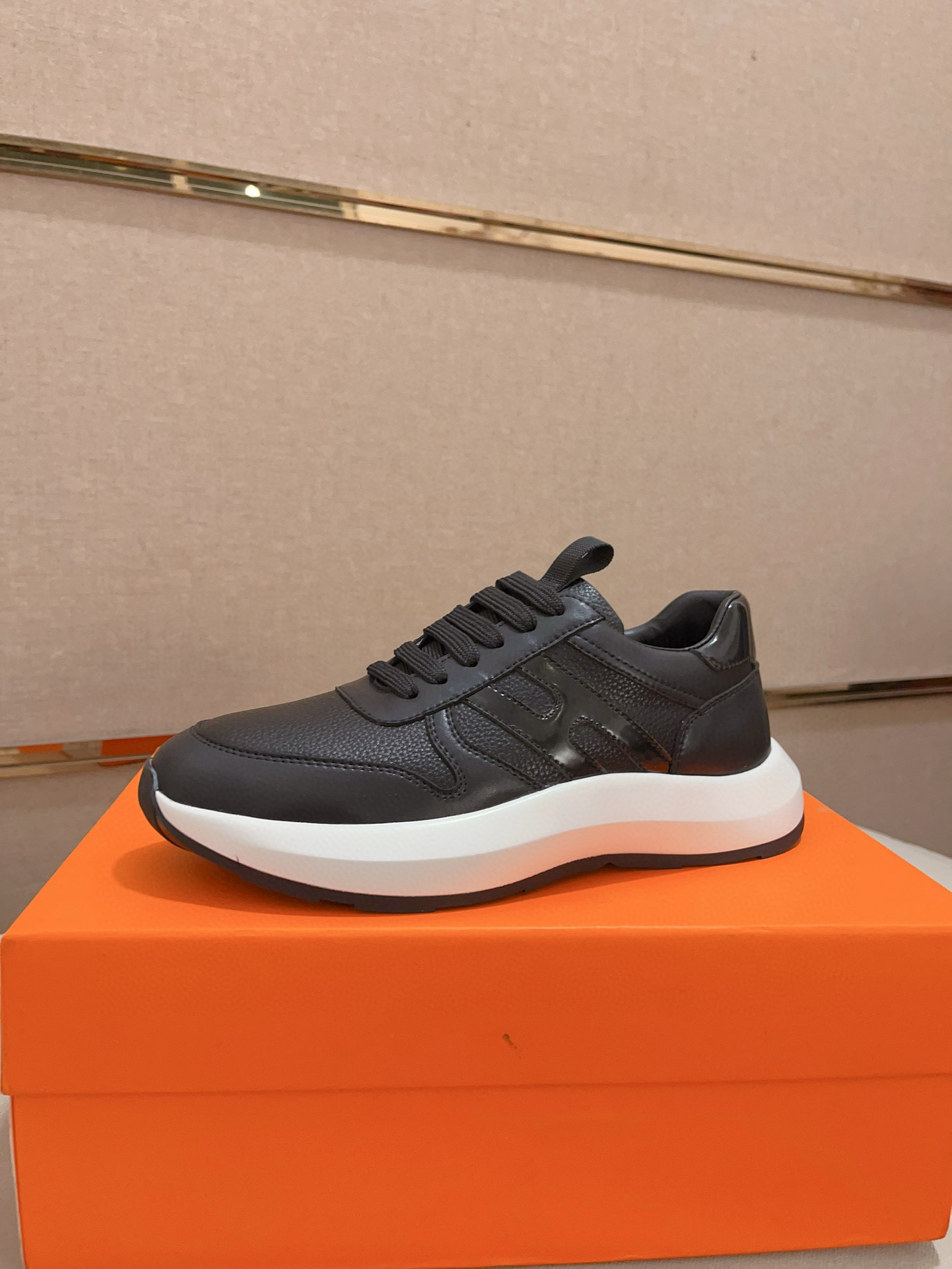 Hermes Men's Classic Sneakers, Italian Leather Upper, Comfortable Fit 2 i1739781262087 5935 0 0