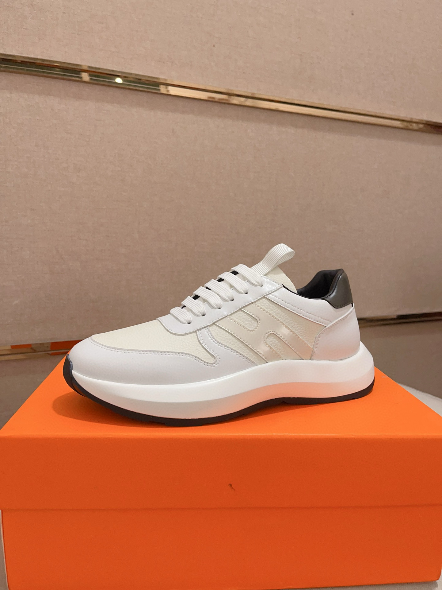 Hermes Men's Classic Sneakers - Italian Leather, Comfortable Fit, Sizes 38-44 2 i1739781286147 6804 0 0