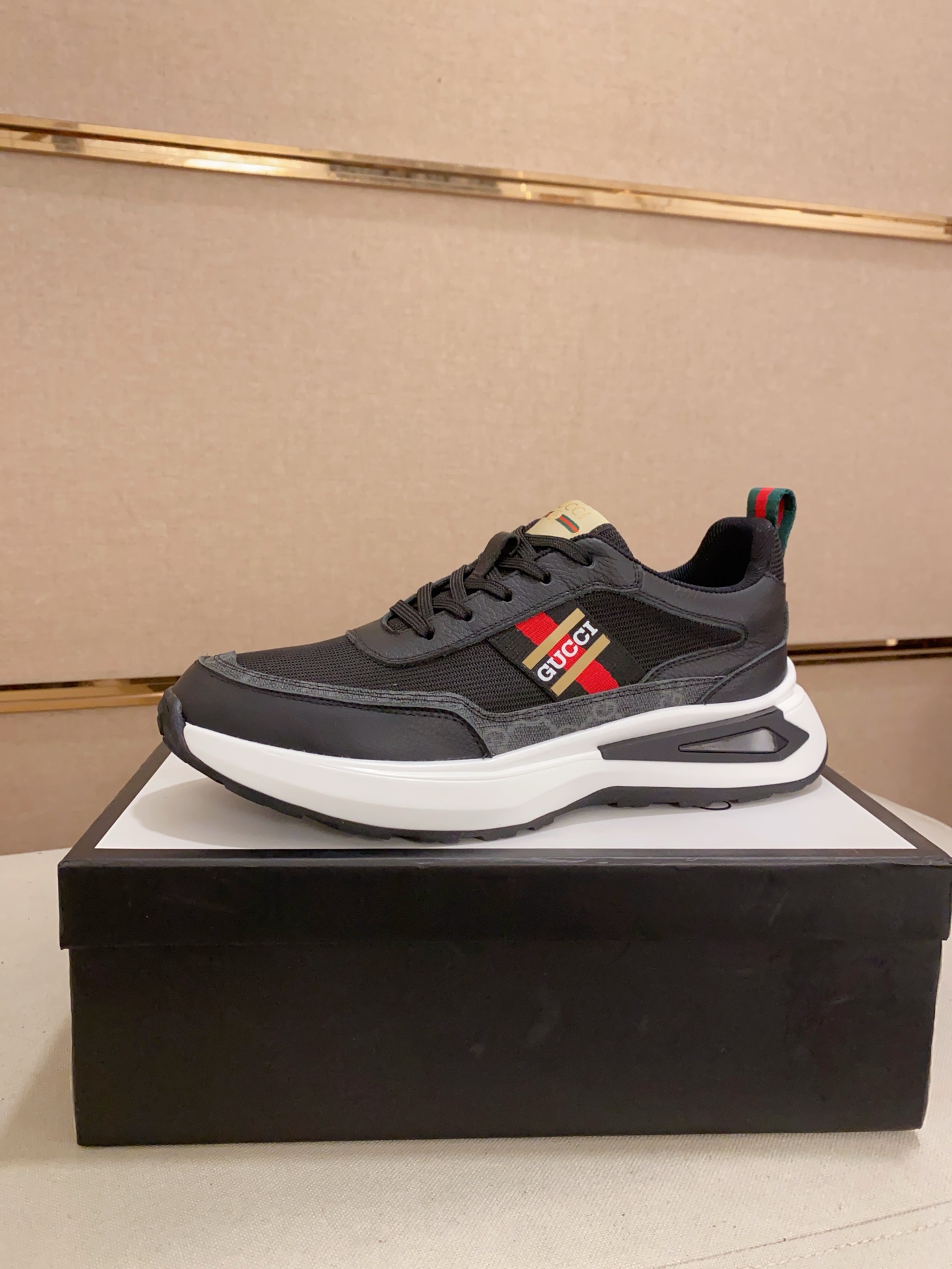 NO:272239,GUCCI (Guqi) new counter is available simultaneously, with Italian imported cowhide leather material. Fully imported genuine leather lining, completely 1 to 1 replica, original sole is specially supplied with original sole, exclusive movable molding sole is super comfortable, original order goods, high quality, can enter and exit the counter at will, welcome to compare. Number of codes: 38-44. Custom made 45-46, gucci, cowhide19860909GUCCI(古奇)新款专柜同步发售,鞋面意大利进口头层牛皮料.全进口真皮内里,完全1比1复刻,鞋底原厂特供原版底,独家活动成型底超级舒适,原厂跟单货,高品质,可随意进出专柜,欢迎对比.码数:38-44.可定做45-46,,gucci,cowhide,Men's shoes