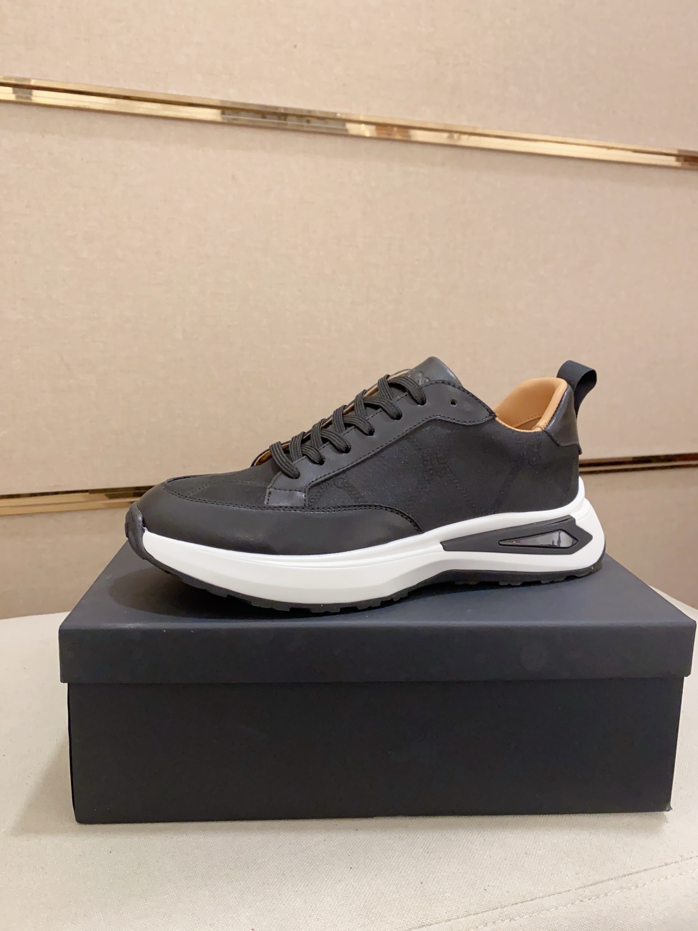 NO:272248,: [BOSS] Latest casual men's shoes, welcome to compare 1:1, single style of BOSS Hong Kong counter casual shoes, counter quality, support inspection, high-quality workmanship, upper is imported Italian tyre cowhide, breathable net sheepskin insole original fashionable sports sole, casual and fashionable, high-end quality, size 38-44.45-46 can be customized without return and exchange!  cowhide sheepskin19860909:【BOSS】最新休闲男鞋,欢迎1:1对比,爆单款BOSS香港专柜休闲鞋,专柜品质,支持验货,优质做工,鞋面采用意大利进口胎牛皮 透气网里羊皮鞋垫原版时尚运动大底 ,休闲时尚,高端品质,码数38-44.45-46可定做不退换！,,cowhide,sheepskin,Men's shoes