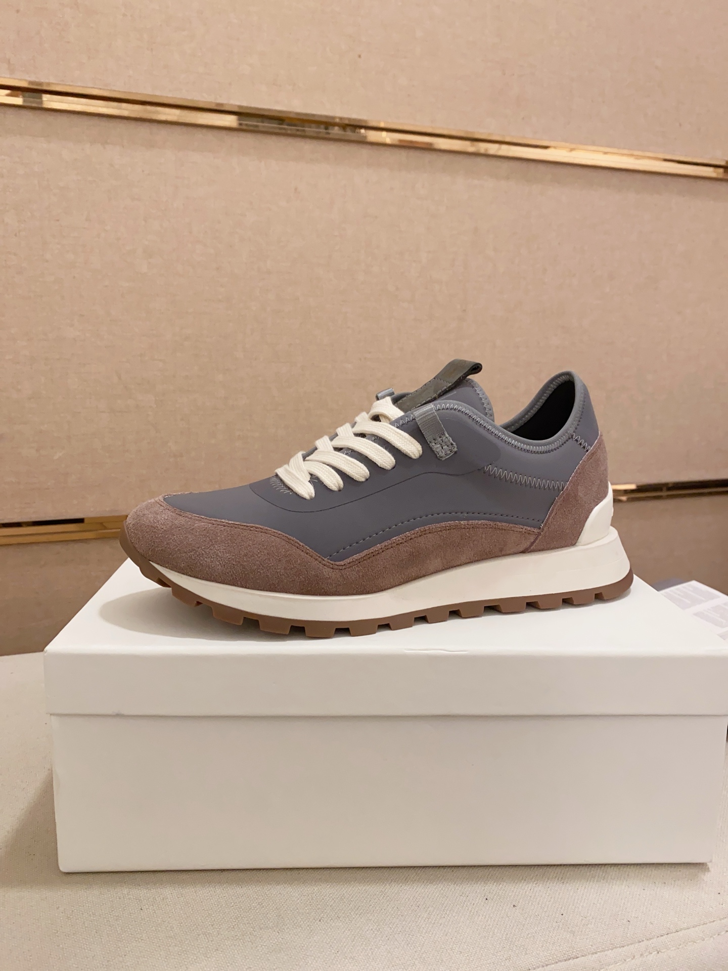 NO:745719,: Brunello Cucinelli The fabric of this leather shoe is made of high mercerized washed suede imported from Italy and crushed cowhide imported from Italy, which is full of three-dimensionality and skin-friendly feeling!  The color matching design of the shoes is novel and fashionable, a must-have item for this summer!  This shoe style is a classic and will never go out of style!  Paired with ultra-light, highly elastic and environmentally friendly natural rubber two-color soles, they are softer and more comfortable to wear on your feet!  The personalized logo and unique fine groove design on the outsole make it instantly luxurious!  Size39-44 (45 customized!,, brunello cucinelli,cowhide19860909: Brunello Cucinelli 此款皮鞋鞋面料采用意大利进口高丝光水洗翻毛皮和意大利进口压摔牛皮,立体感和亲肤感十足！鞋子拼色设计 款式新颖时尚,这个夏天必备单品！此款鞋型堪称经典,永不过时！搭配超轻、高弹、环保的天然橡胶双色鞋底,穿在脚上更加柔软舒适！外底上的个性logo和独特的细纹凹槽设计,奢华度瞬间爆棚！Size39-44（45定做！,,brunello cucinelli,cowhide,Men's shoes