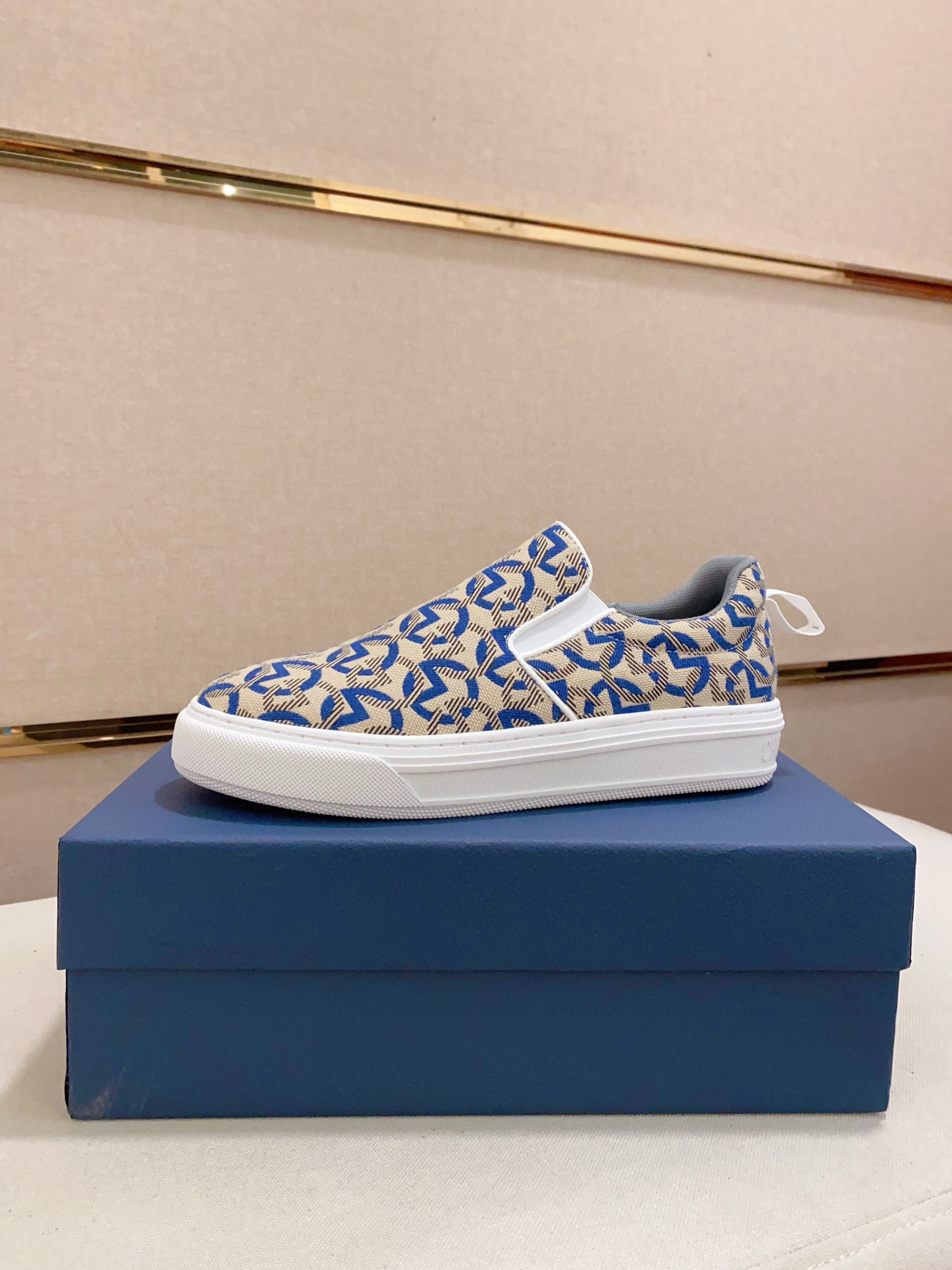 NO:831586,:  D's official website 1:1 synchronization of top purchasing men's HK counters for simultaneous sale (original customization) original embroidered fabric material imported from Italy, special waterproof materials customized by the original factory, fully imported sheepskin lining, original soles specially provided by the original factory, exclusive molded soles super comfortable, original factory follow-up orders, high quality, details determine quality, we only make shoes with heart, you can enter and exit the counter at will, welcome to compare code numbers 38-44, 5 colors are selected, available from stock (45, 46 can be customized), dior19860909: D家官网1:1同步顶级代购男士HK专柜同步发售（原版定制）意大利进口原版刺绣布料材质,原厂定制特殊防水材料,全进口羊皮内里,鞋底原厂特供原版底,独家活动成型底超级舒适,原厂跟单货,高品质,细节决定品质、我们只为用心做好鞋,可随意进出专柜,欢迎对比码数38-44,5色入选,现货供应（45、46可以定做）,,dior,Men's shoes