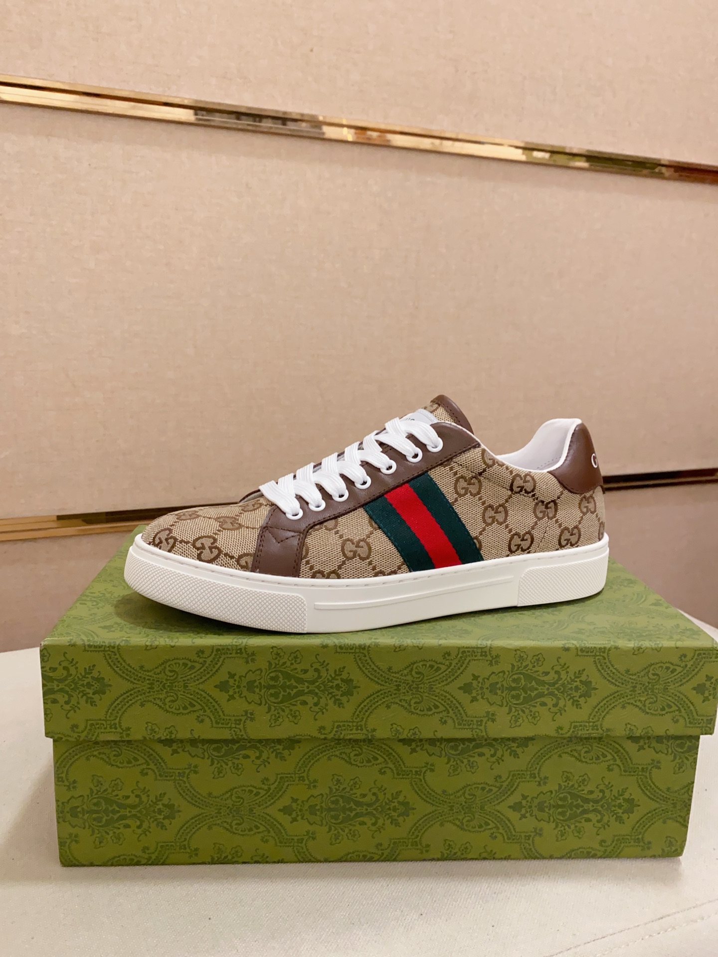 NO:756229,New single shoes Gucci. Upper imported cowhide official website 1:1 fabric, lining imported sheepskin lining. Original outsole molding, every man's identity is set off, the upper foot is atmospheric and stable, high-end custom counters original reproduction, regardless of wind and rain, the shoe last remains unchanged, can withstand the verification of time, code number 38-44,,cowhide,sheepskin19860909新款单鞋 古奇 鞋面进口牛皮官网1:1面料,内里进口羊皮内里 .原版大底开模,每一位男士的身份衬托,上脚大气稳重高端定制专柜原版复刻不管风吹雨打鞋楦不变,经得起时间的验证, 码数38-44,,cowhide,sheepskin,Men's shoes