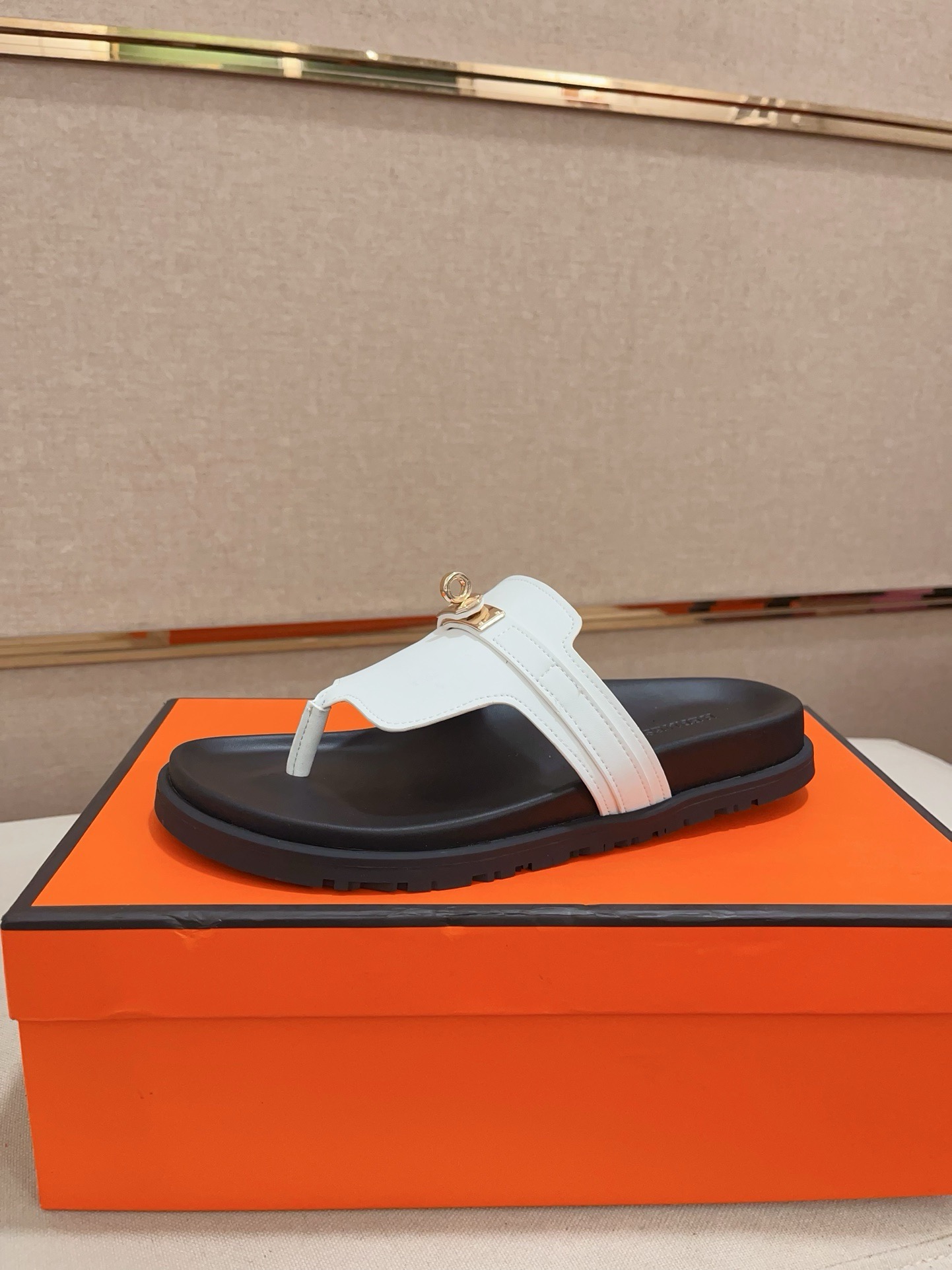 NO:730744,: Heavy investment in making [Hermès] imported first-layer cowhide, high-end 1:1 mold customization, original upgraded version of the outsole, lighter and non-slip. Top quality in the market, many stars personally perform, fashion trend, versatile and popular, simple and tasteful, a must-have for fashionistas, exuding a fashionable and casual atmosphere, fashion is at your feet, full of confidence, the season of summer slippers is here, wear it, 38-44.,, hermes, slippers, cowhide19860909: 重金打造【爱玛仕】进口头层牛皮,高端1:1开模定制,原版升级版大底,更轻便,防滑.市场顶级品质,众多明星亲身演绎,时尚主打潮流,百搭爆款,简单不失品味,潮人必备,散发时尚休闲气息,时尚就在脚下,自信满满,夏季拖鞋的季节来了,穿起来,38-44.,,hermes,slippers,cowhide,Men's shoes