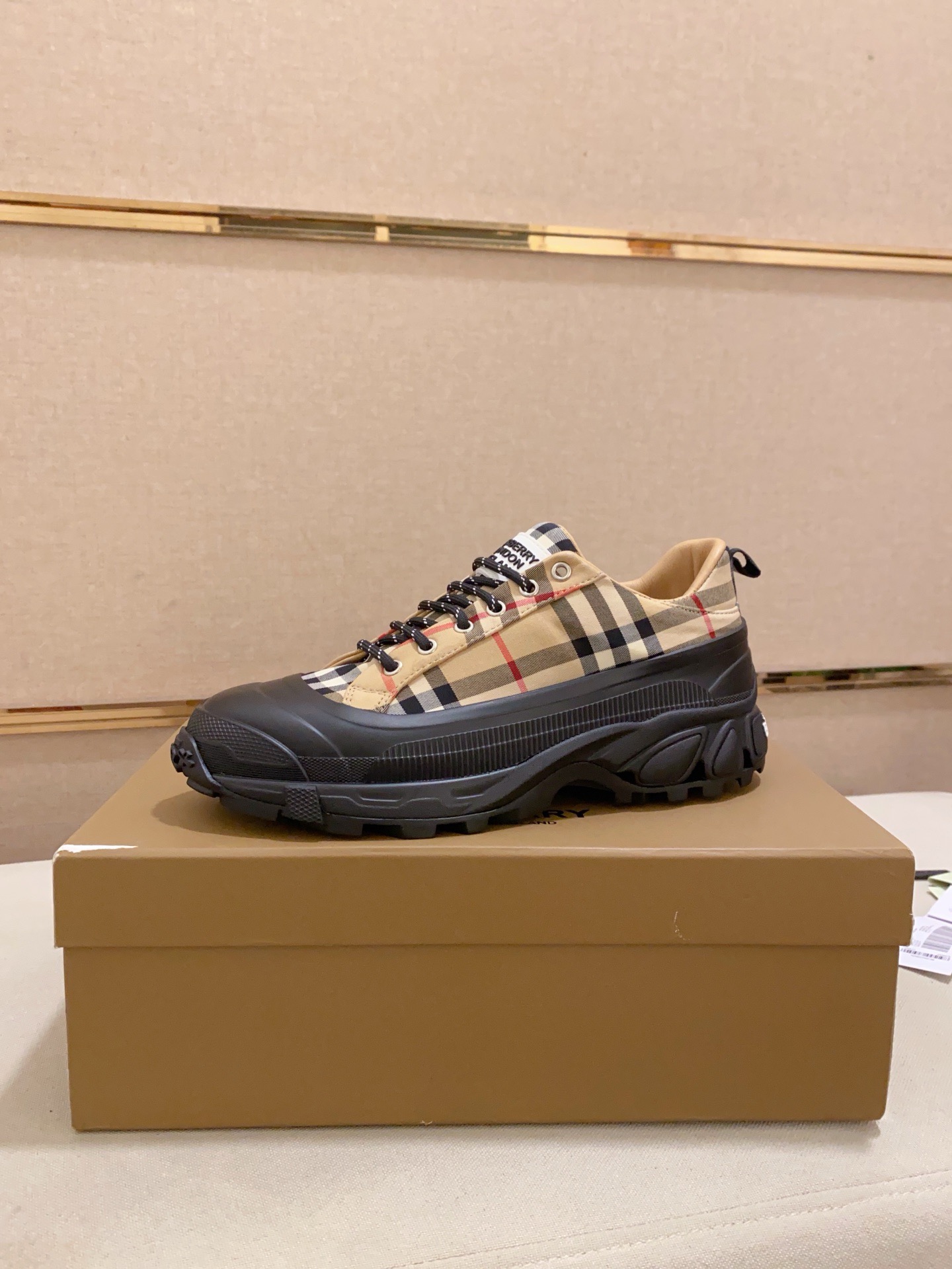 NO:782188,: BURBERRY Burberry's top purchasing agents are simultaneously on sale at the counter. Regular sizes are 38-44. Can be customized to 45-46 Italian imported cowhide and fully imported sheepskin lining. The original sole is specially provided by the original factory. The exclusive molded sole is super comfortable. The original factory follows the order. High quality. You can enter and exit the counter at will. Welcome to compare, burberry, burberry, cowhide, sheepskin19860909:专柜同步BURBERRY 巴宝莉 顶级代购同步发售正码数38-44.可定做45-46意大利进口牛皮全进口羊皮内里,鞋底原厂特供原版底,独家活动成型底超级舒适,原厂跟单货,高品质,可随意进出专柜,欢迎对比,,burberry,burberry,cowhide,sheepskin,Men's shoes
