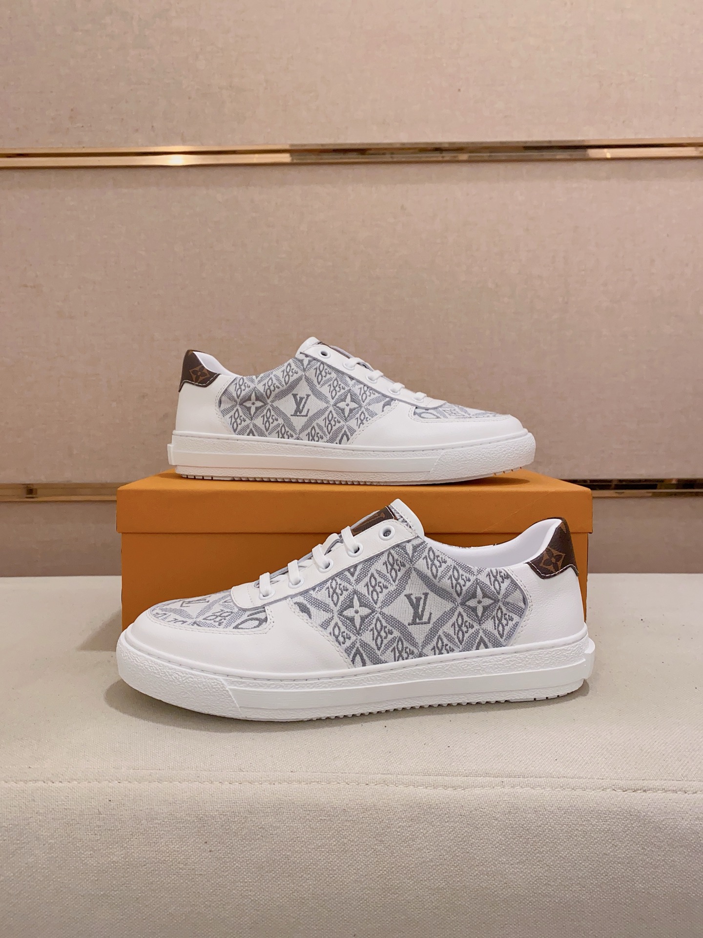 Louis Vuitton Trendy White Leather Sneakers - Comfortable & High Quality 8 i1741933762374 8644 0 6