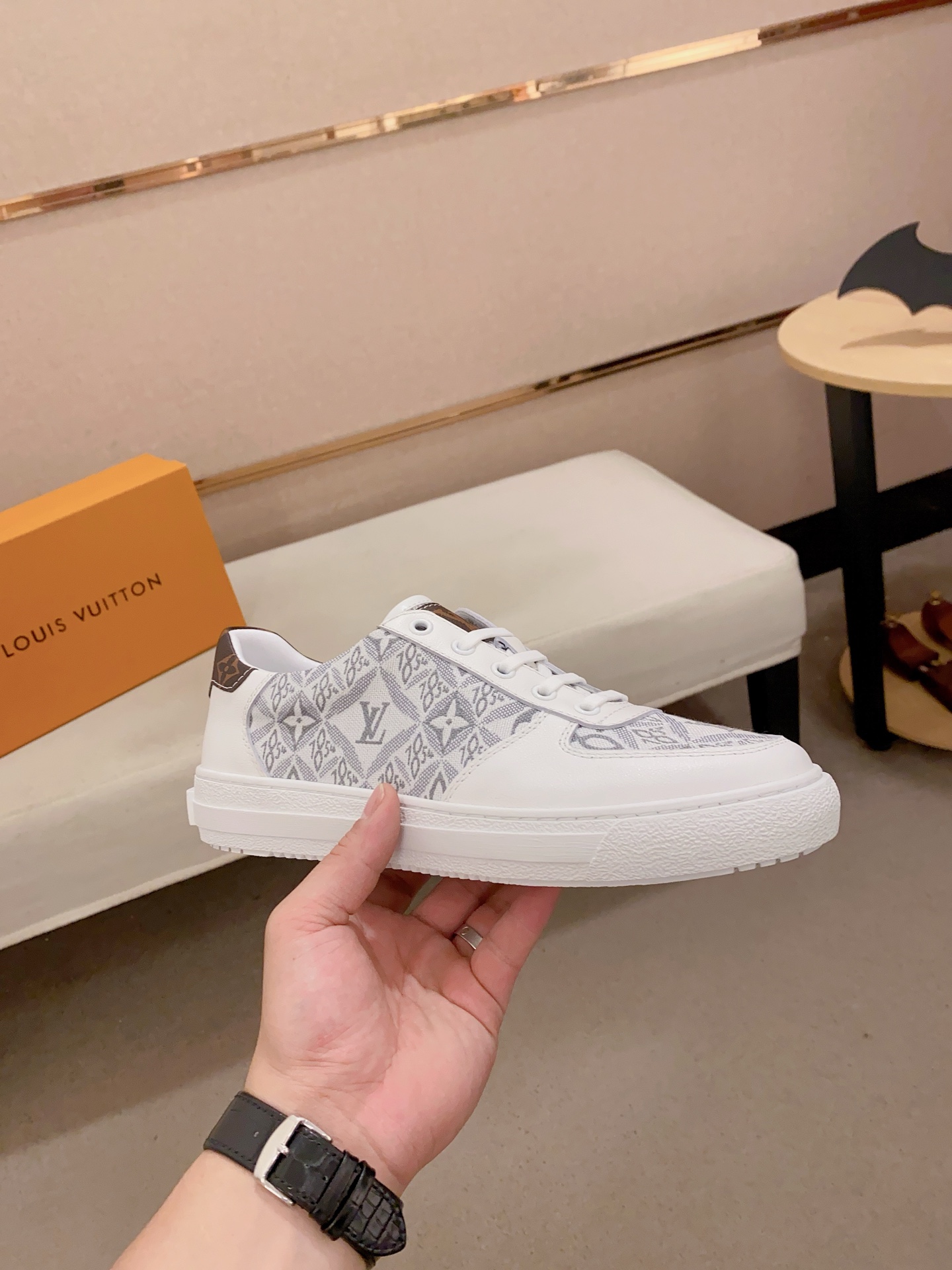 Louis Vuitton Trendy White Leather Sneakers - Comfortable & High Quality 5 i1741933762403 7585 0 3