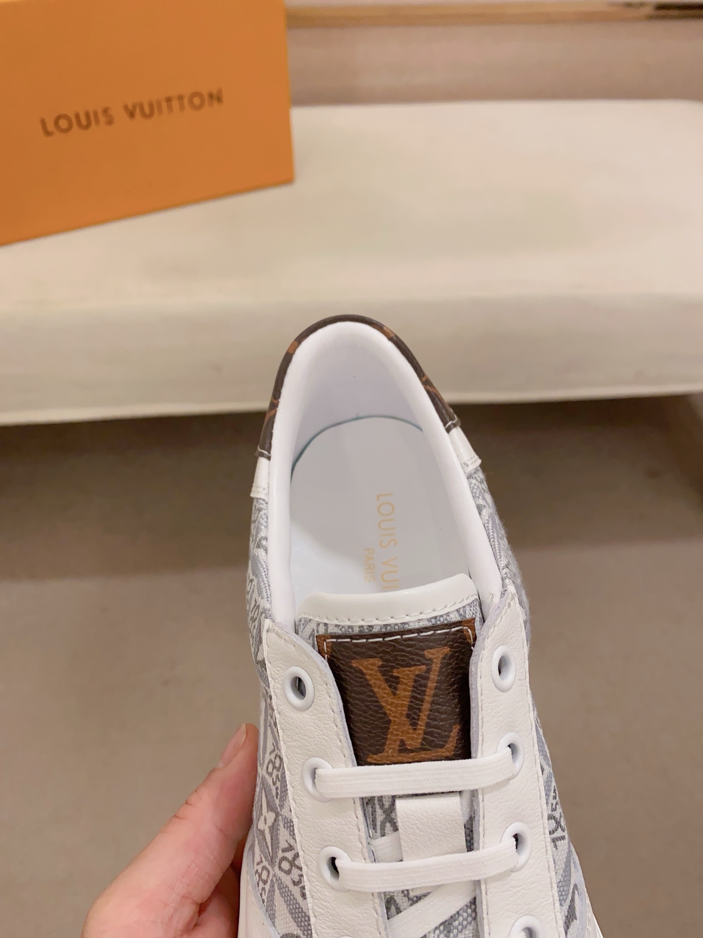 Louis Vuitton Trendy White Leather Sneakers - Comfortable & High Quality 7 i1741933762430 2611 0 5