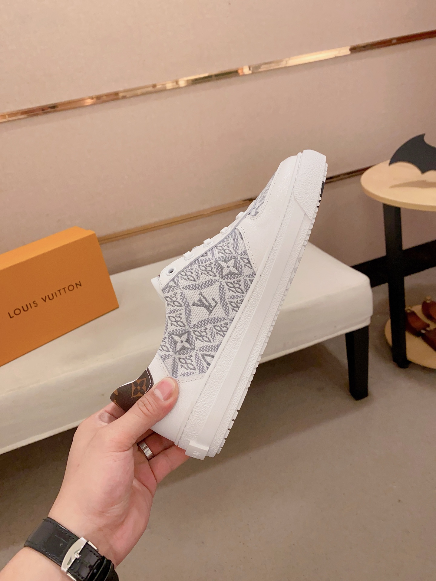 Louis Vuitton Trendy White Leather Sneakers - Comfortable & High Quality 6 i1741933763419 1781 0 4