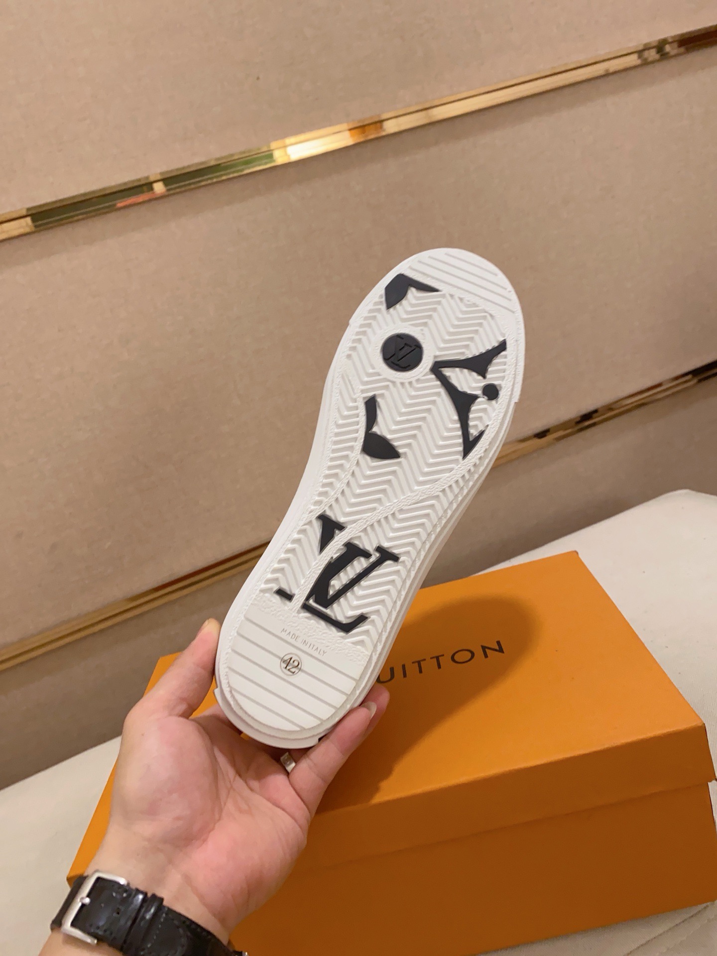 Louis Vuitton Trendy White Leather Sneakers - Comfortable & High Quality 10 i1741933797335 3274 0 8