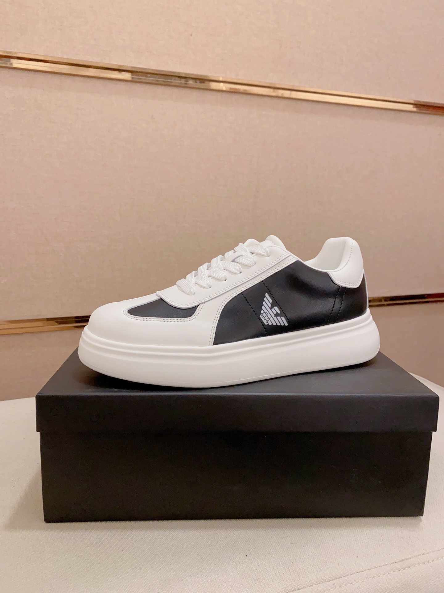 Armani Men's Leather Sneakers - Stylish Comfort, Sizes 38-44 Available
