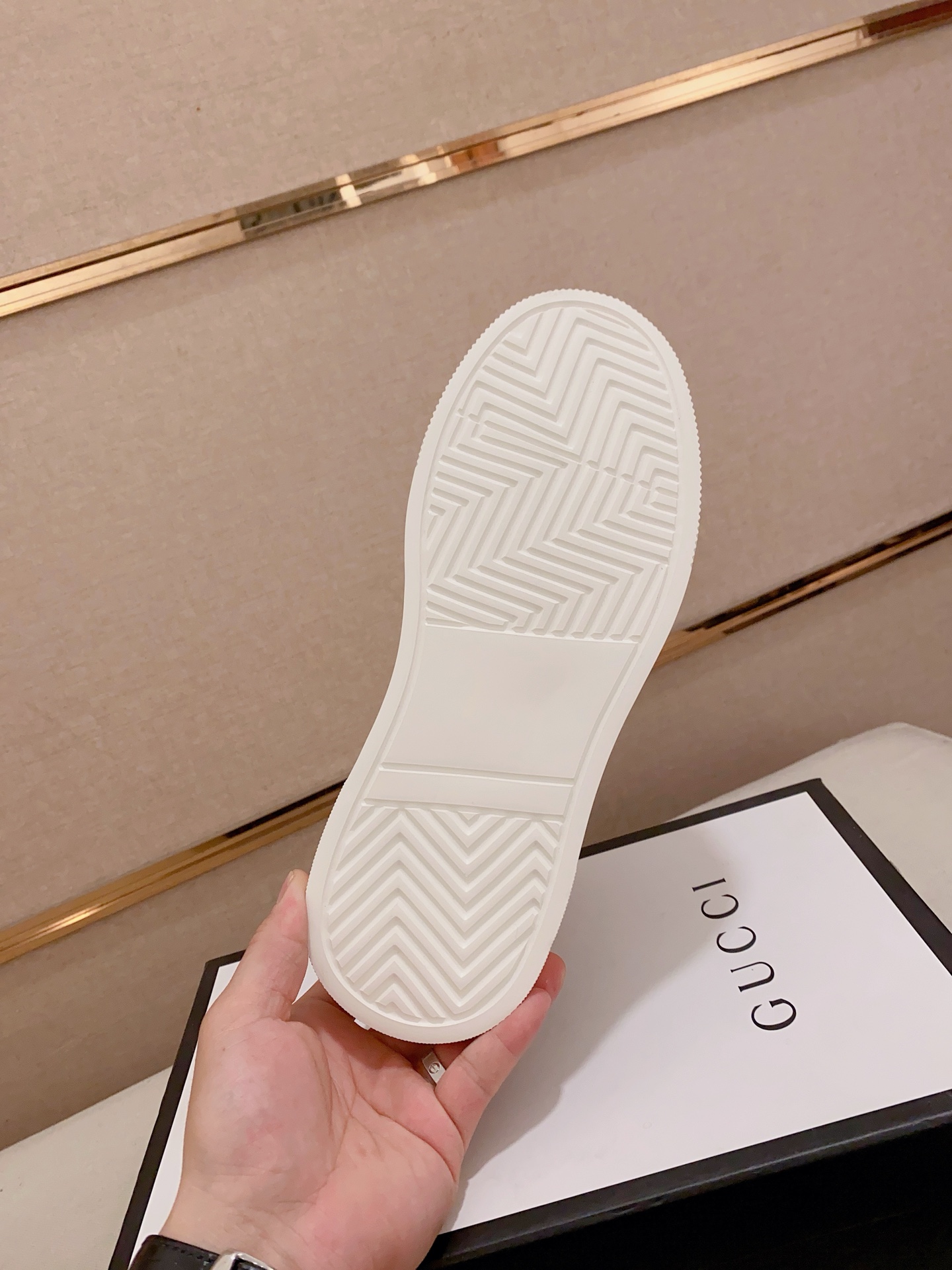 Gucci Men's Leather Low-Top Sneaker with Green Stripe Detail 10 i1741934626998 2071 0 8