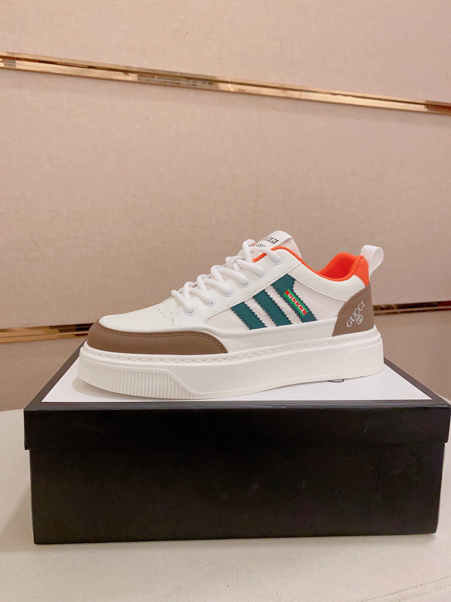 Gucci Men's Leather Low-Top Sneaker with Green Stripe Detail