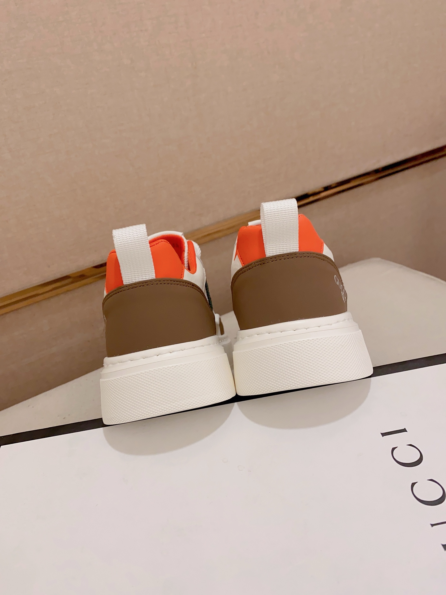 Gucci Men's Leather Low-Top Sneaker with Green Stripe Detail 9 i1741934628071 3661 0 7