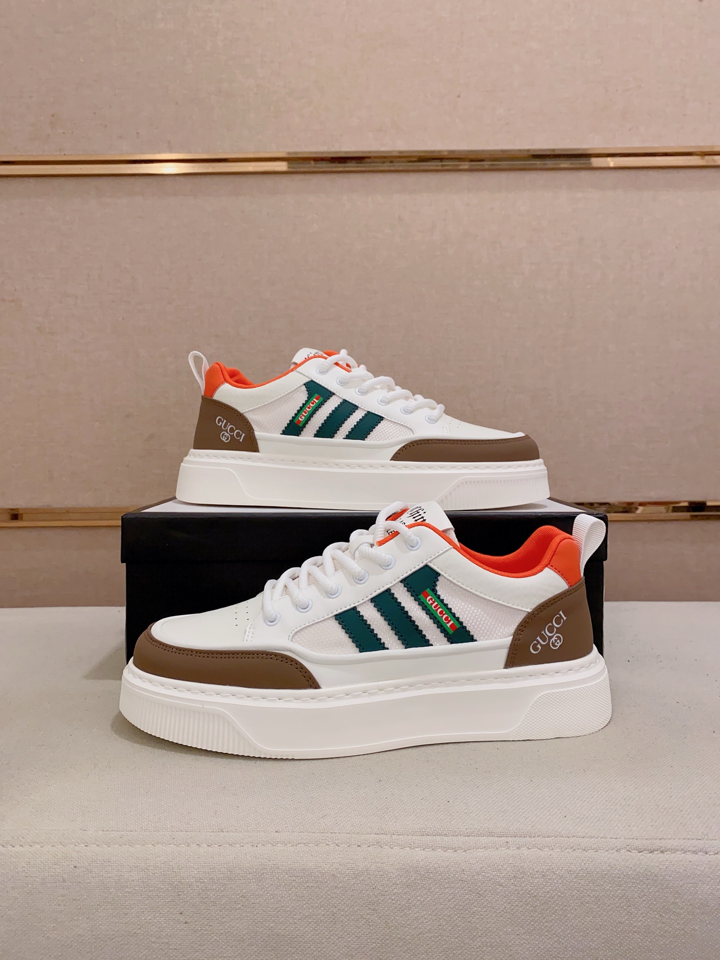 Gucci Men's Leather Low-Top Sneaker with Green Stripe Detail 8 i1741934628098 1290 0 6