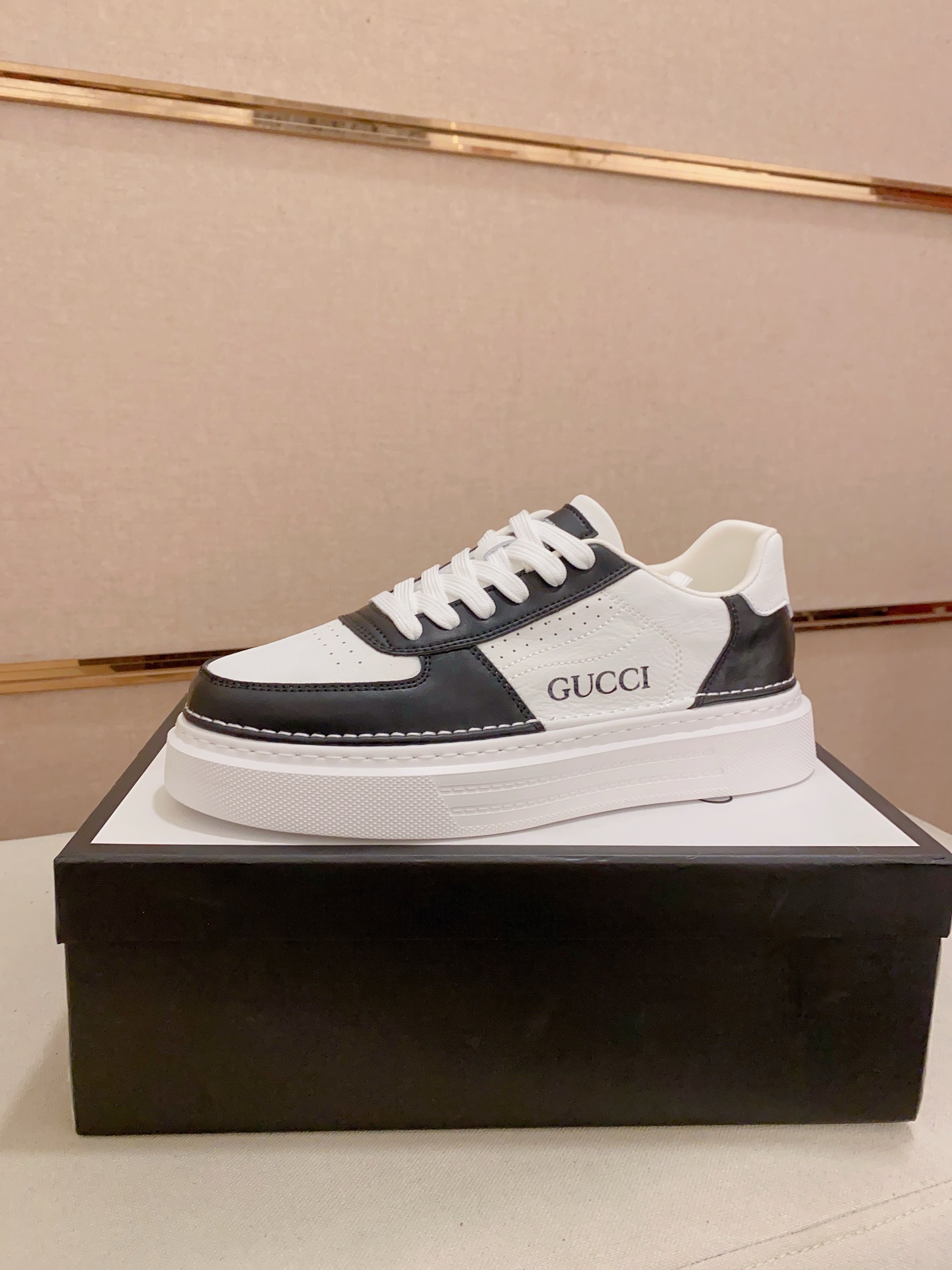 Gucci Men's Leather Low-Top Sneaker Black And White Size 38-44