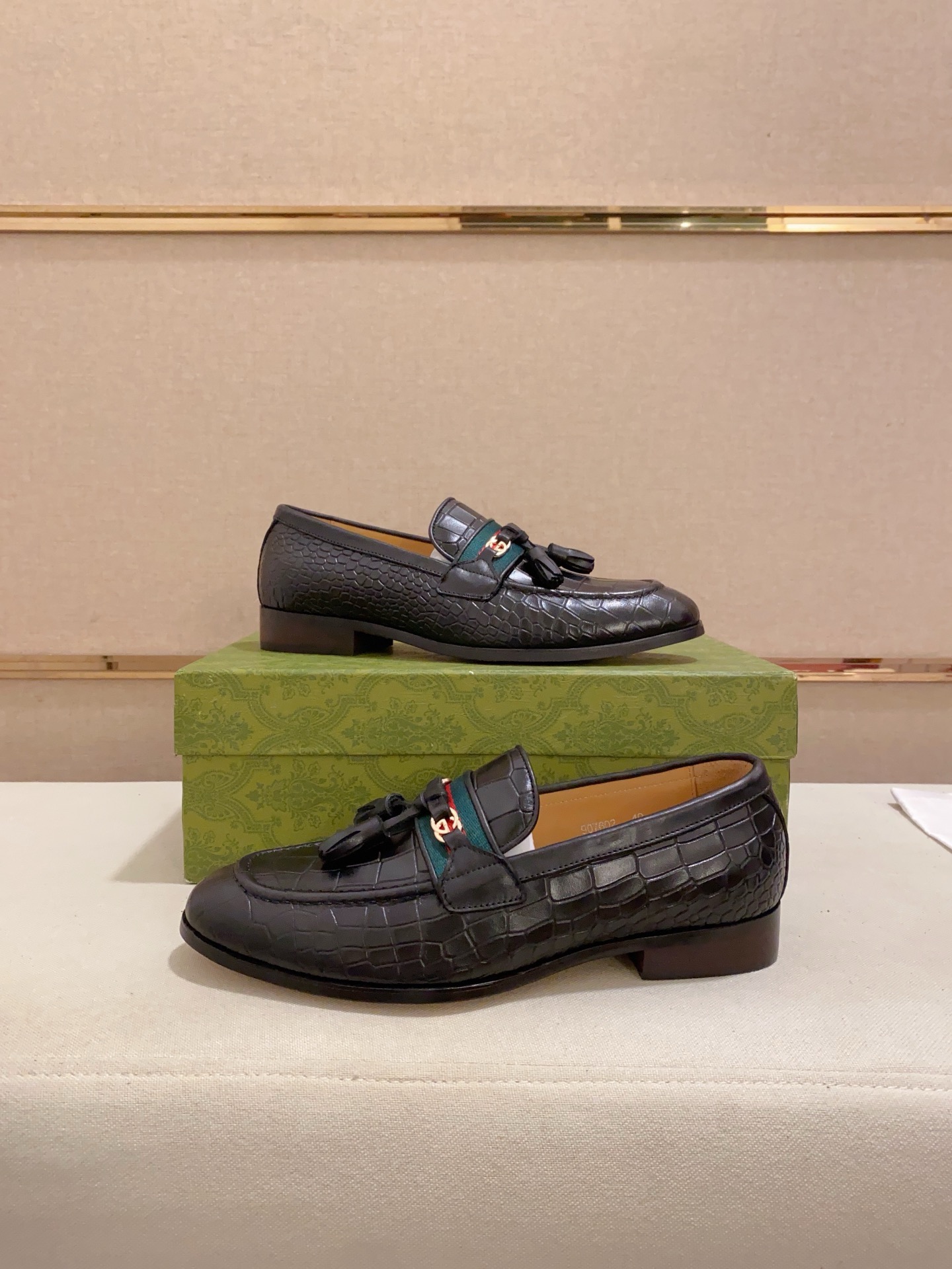 Gucci Men's Leather Loafers with Tassel and Crocodile Embossed Design 7 i1741936631913 8650 0 5