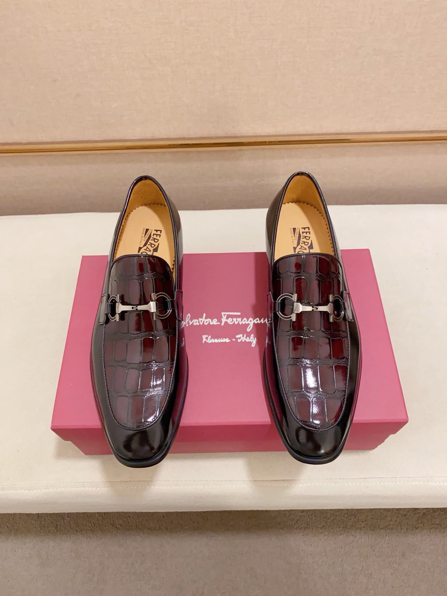 Ferragamo Men's Black Leather Crocodile-Embossed Loafers Dress Shoes 8 i1742110641097 1300 0 6