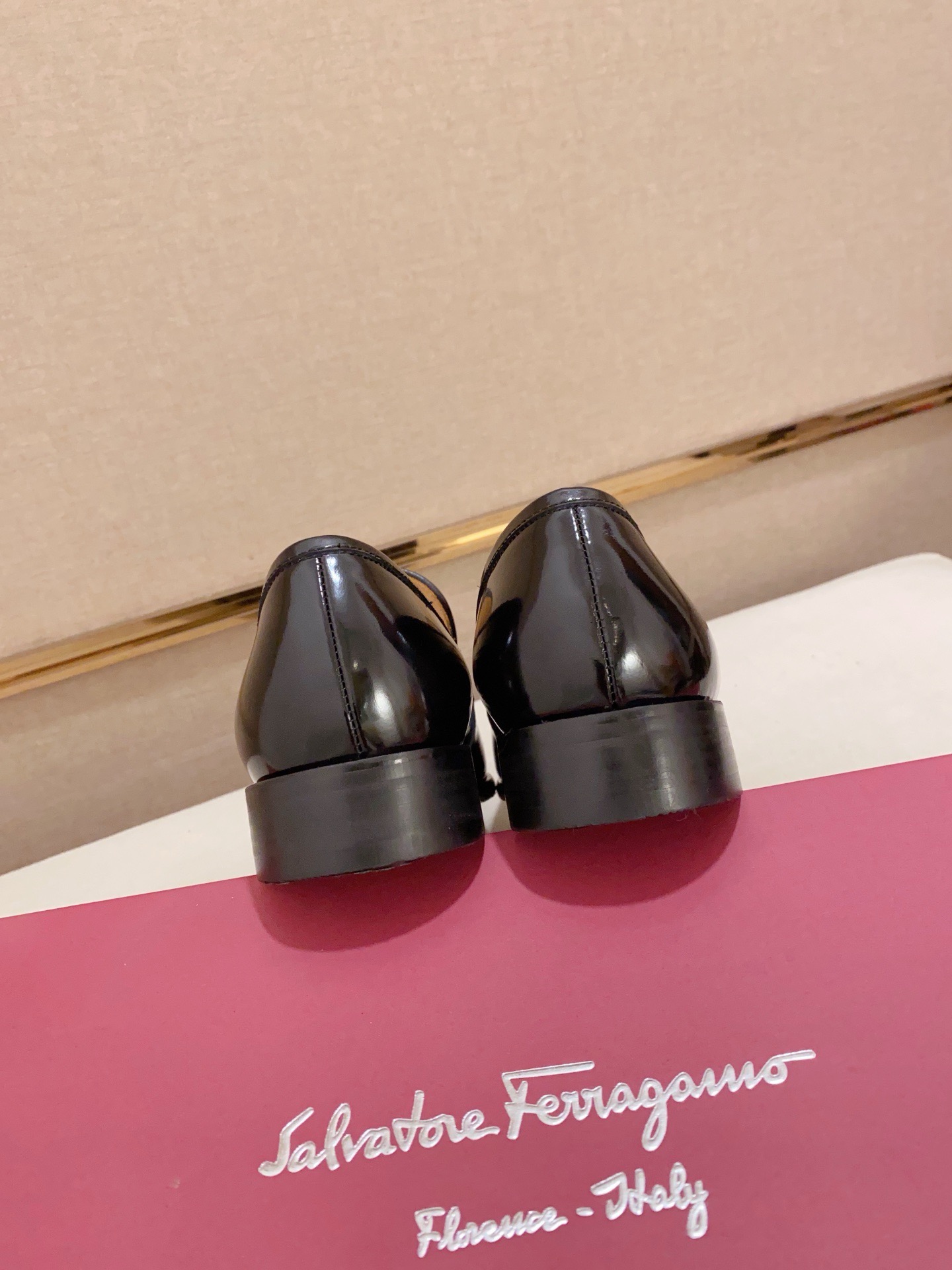 Ferragamo Men's Black Leather Crocodile-Embossed Loafers Dress Shoes 9 i1742110641098 3552 0 7