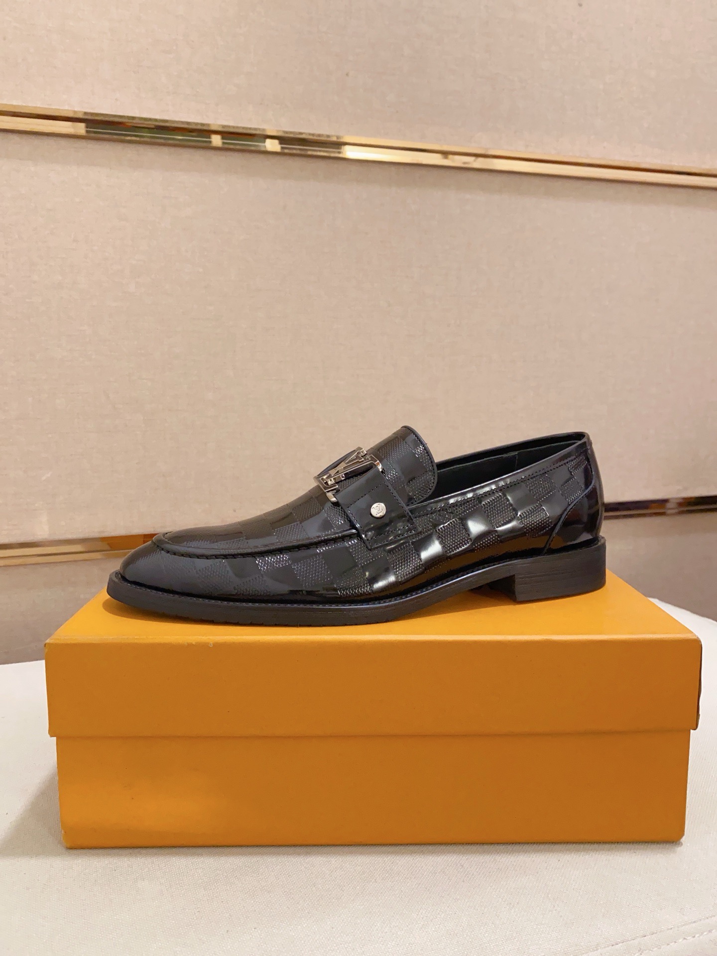 LOUIS VUITTON Men's Casual Leather Loafers With Metal Buckle
