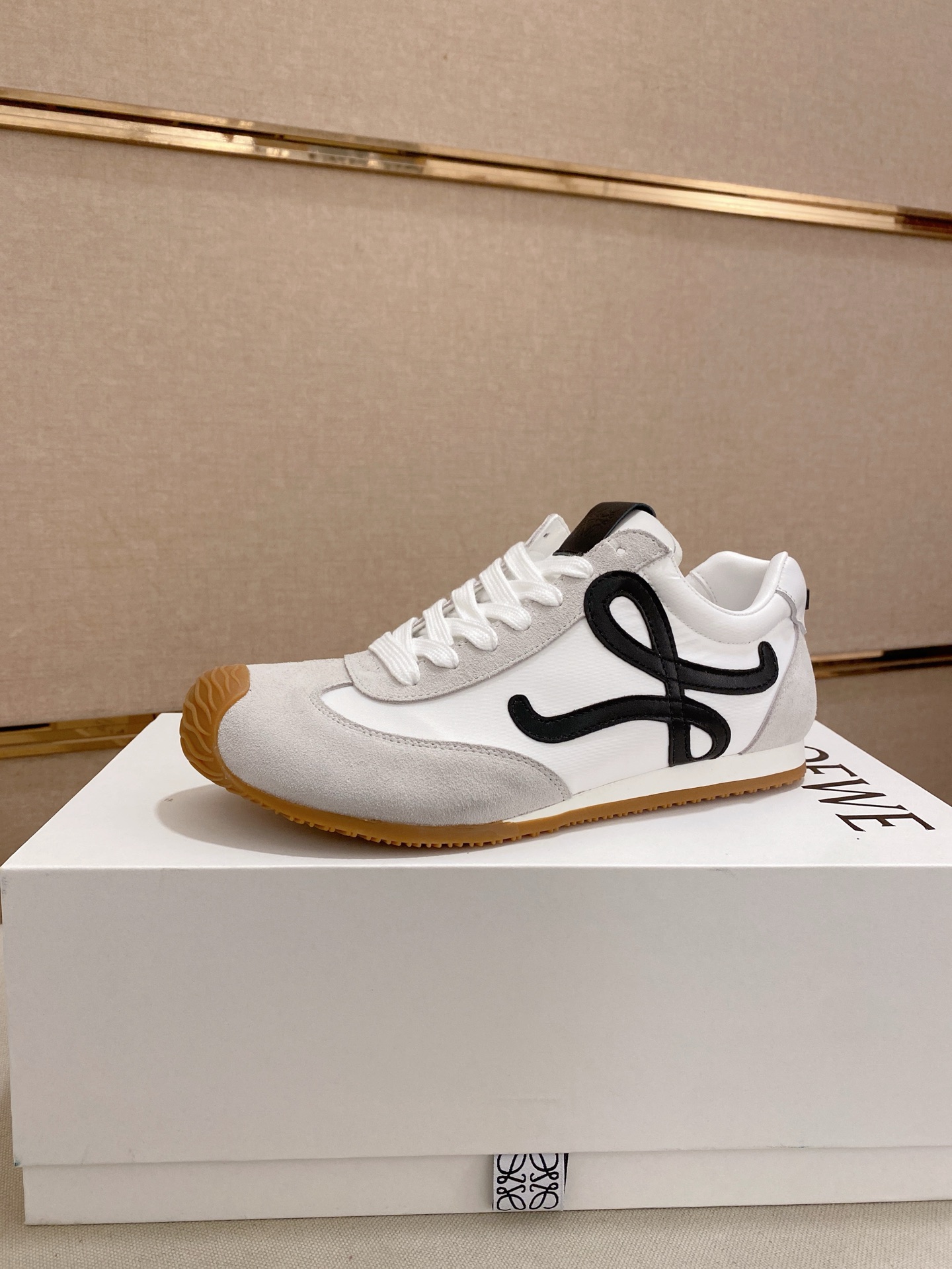 NO:347329,: .Couple model High-version-———————LOEWE Loewe Early Spring New Style High-Enhanced Elegant Training Shoes!  It is super light and comfortable to wear, and it is a blessing!  The original 1:1 top replica!  Welcome to compare the quality of the product!  The first choice for high-end purchasing is the first choice for the upper selection of original imported full-head layer cowhide. The original imported water-dyed sheepskin inner cowhide footbed, the mold is opened according to the original, wear-resistant and non-slip sole, size: women 35-40. Men 38-45 configuration original packaging!  ,loewe,loewe,cowhide,sheepskin19860909: .情侣款 高版本—-—————LOEWE 罗意威早春新款内增高德训鞋！上脚超级轻便、舒适,更是福音！原版1:1顶级复刻！品质欢迎看实物对比！供高端代购首选鞋面精选原版进口全头层牛皮.原版进口水染羊皮内里牛皮垫脚,按原版开模耐磨防滑大底,男女码:女35-40.男38-45配置原版包装！,,loewe,loewe,cowhide,sheepskin,Men's shoes