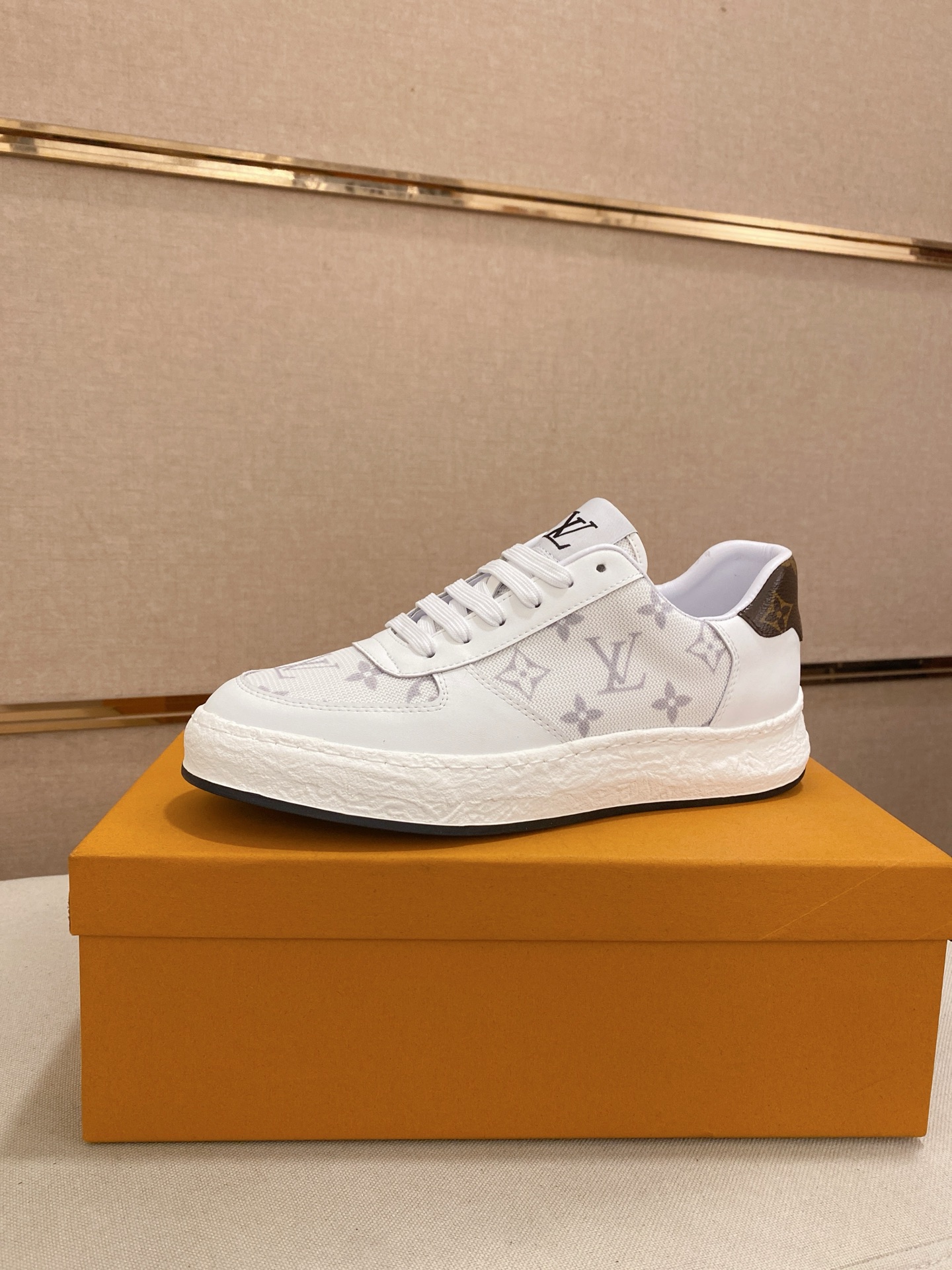 Louis Vuitton Men's White Leather Lace-Up Sneakers Size 38-44 1 Louis Vuitton Men's White Leather Lace-Up Sneakers Size 38-44