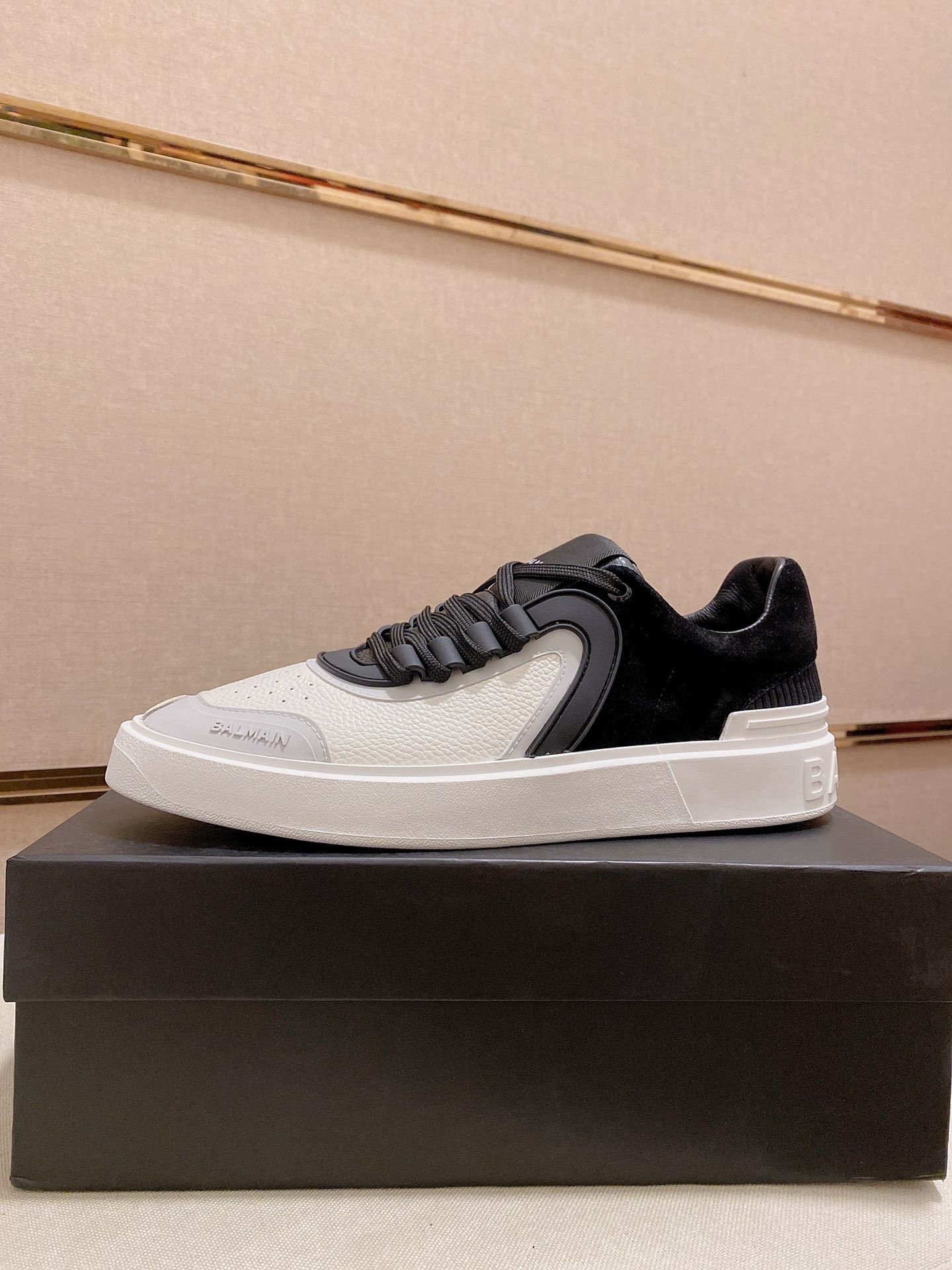 Balmain Men's Leather Low-Top Sneakers - Stylish Comfort, Sizes 39-44