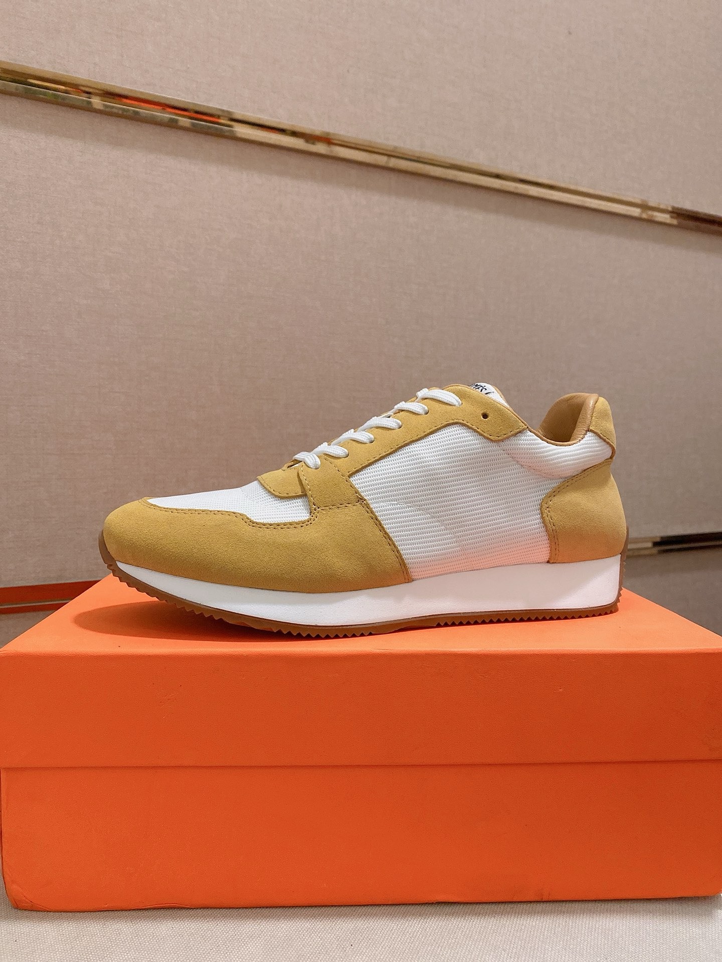 Hermès Men's Classic Sneakers in Italian Leather - Comfortable & Stylish 2 i1742631682820 9012 0 0