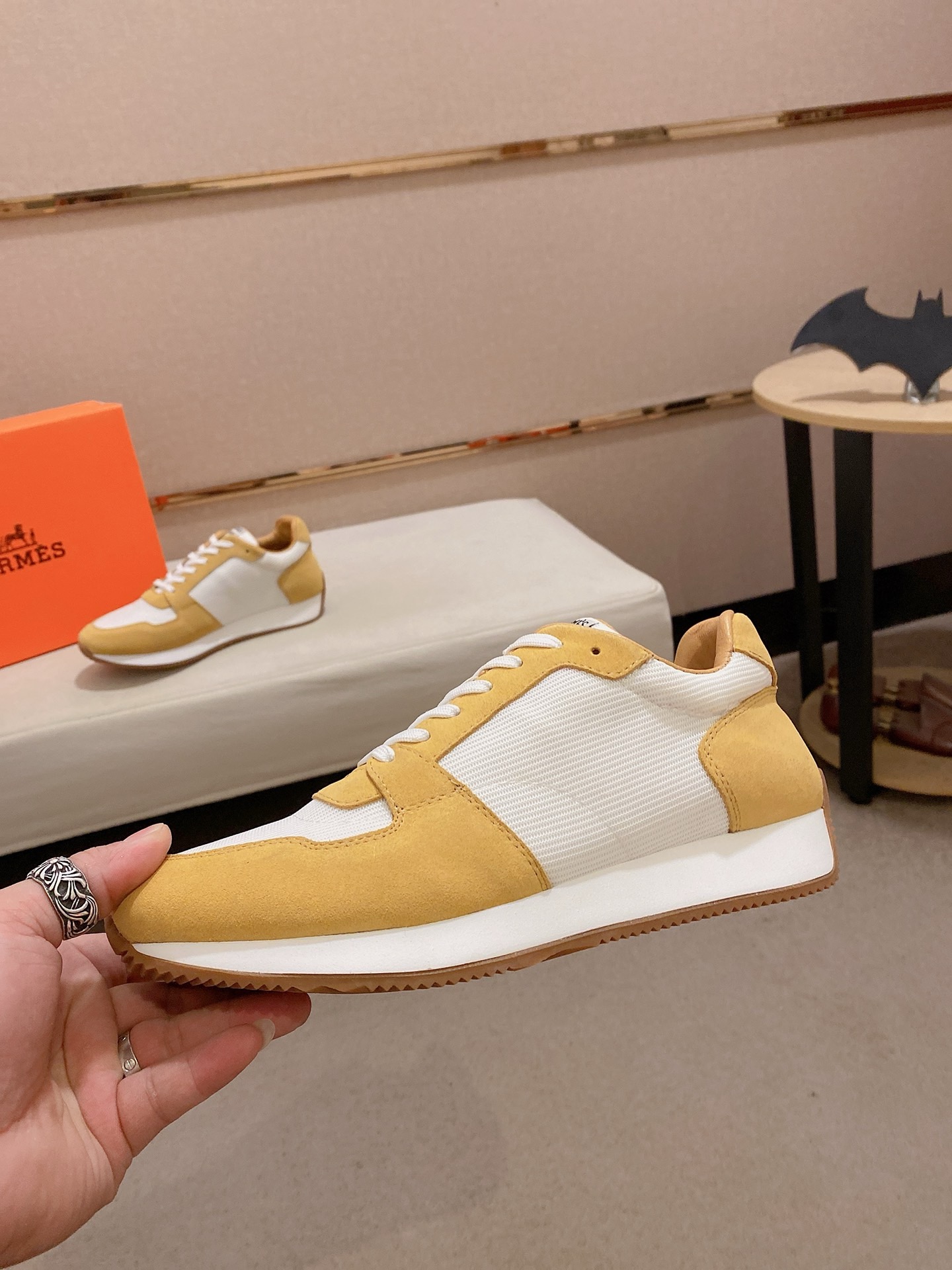 Hermès Men's Classic Sneakers in Italian Leather - Comfortable & Stylish 4 i1742631683930 7637 0 2