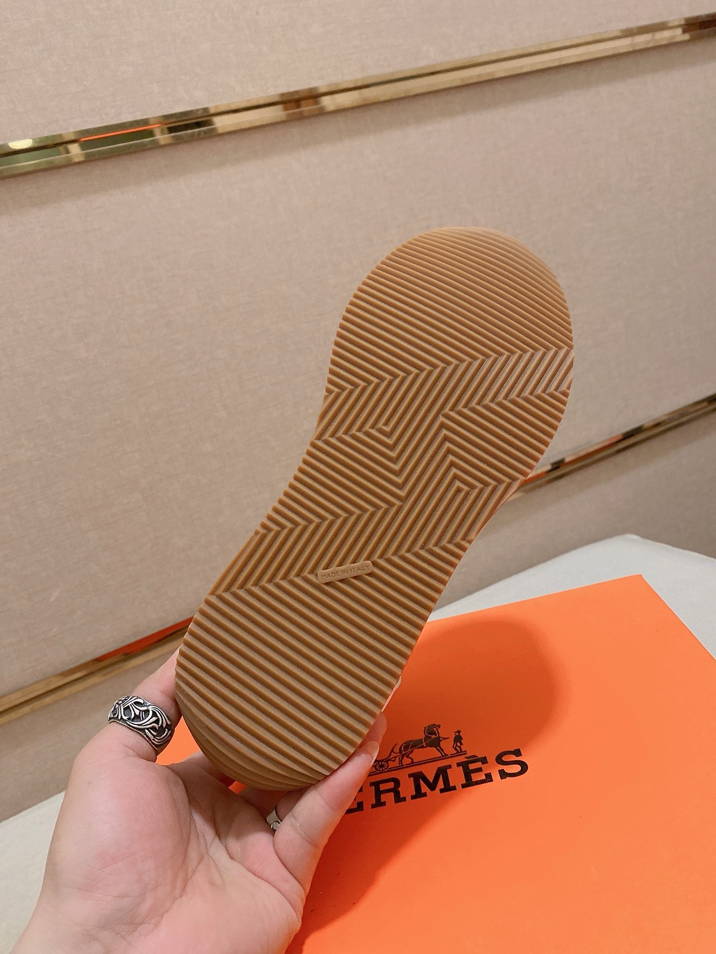 Hermès Men's Classic Sneakers in Italian Leather - Comfortable & Stylish 10 i1742631683930 7688 0 8
