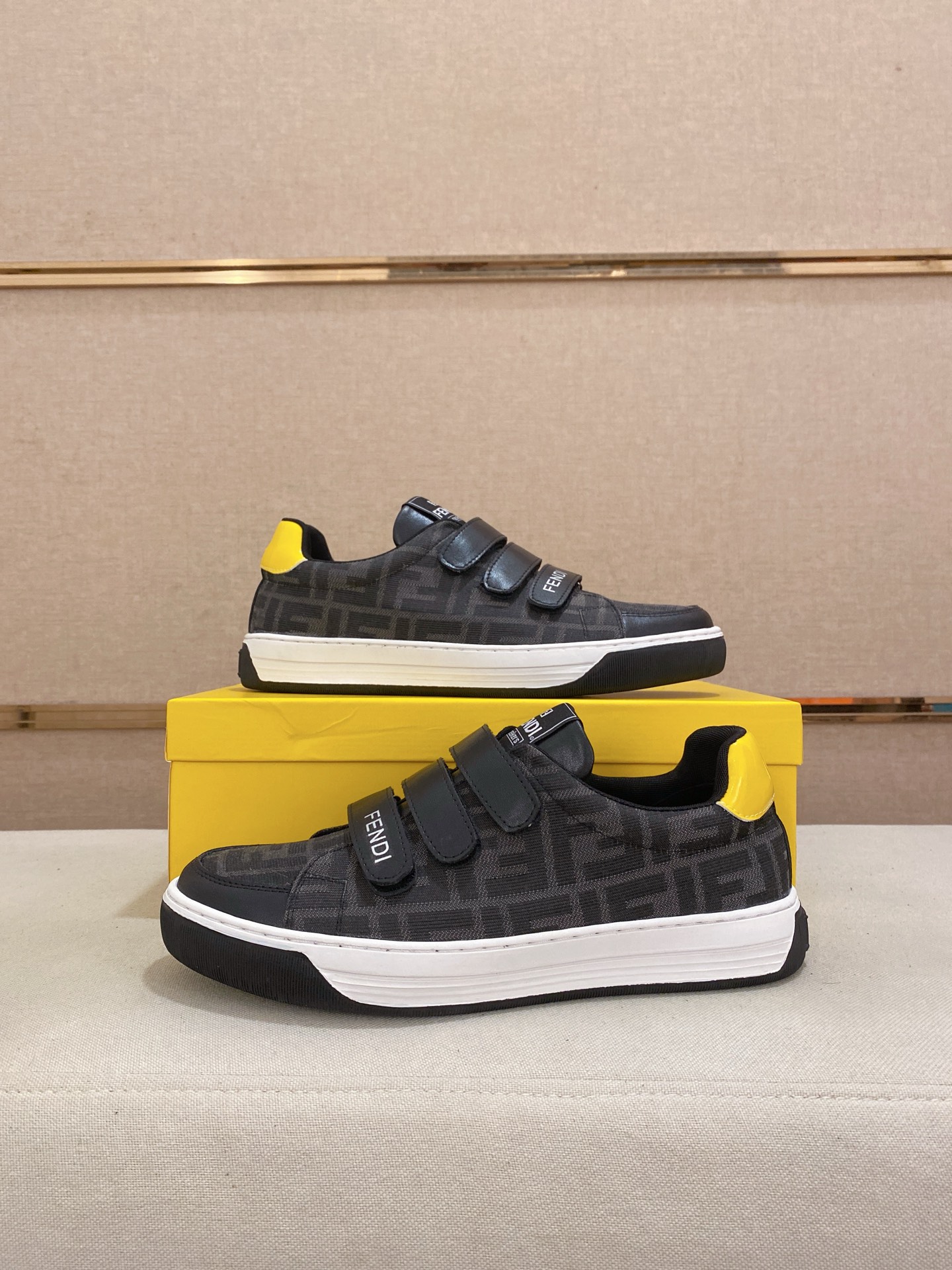 工厂价 290 （FENDI芬迪） 新款高帮👊🏻鞋面🇮🇹进口牛皮面料 🇩🇪内里进口羊皮内里 。原版大底开模，每一位男士的身份衬托，上脚大气稳重🚶🏻🚶🏻高端定制专柜原版复刻📯不管风吹雨打鞋楦不变，经得起时间的验证🔍️，🔵 码数：38-44(45定做不退换