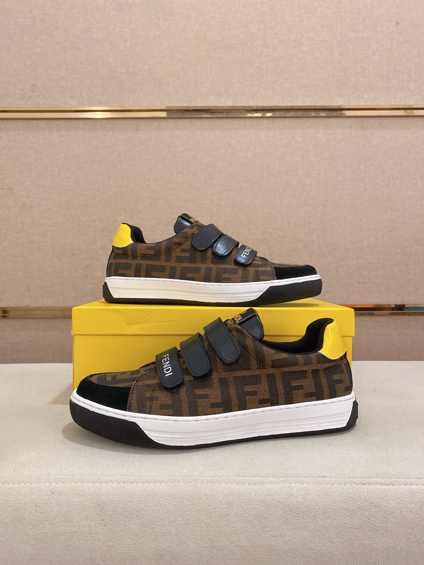 工厂价 290 （FENDI芬迪） 新款高帮👊🏻鞋面🇮🇹进口牛皮面料 🇩🇪内里进口羊皮内里 。原版大底开模，每一位男士的身份衬托，上脚大气稳重🚶🏻🚶🏻高端定制专柜原版复刻📯不管风吹雨打鞋楦不变，经得起时间的验证🔍️，🔵 码数：38-44(45定做不退换