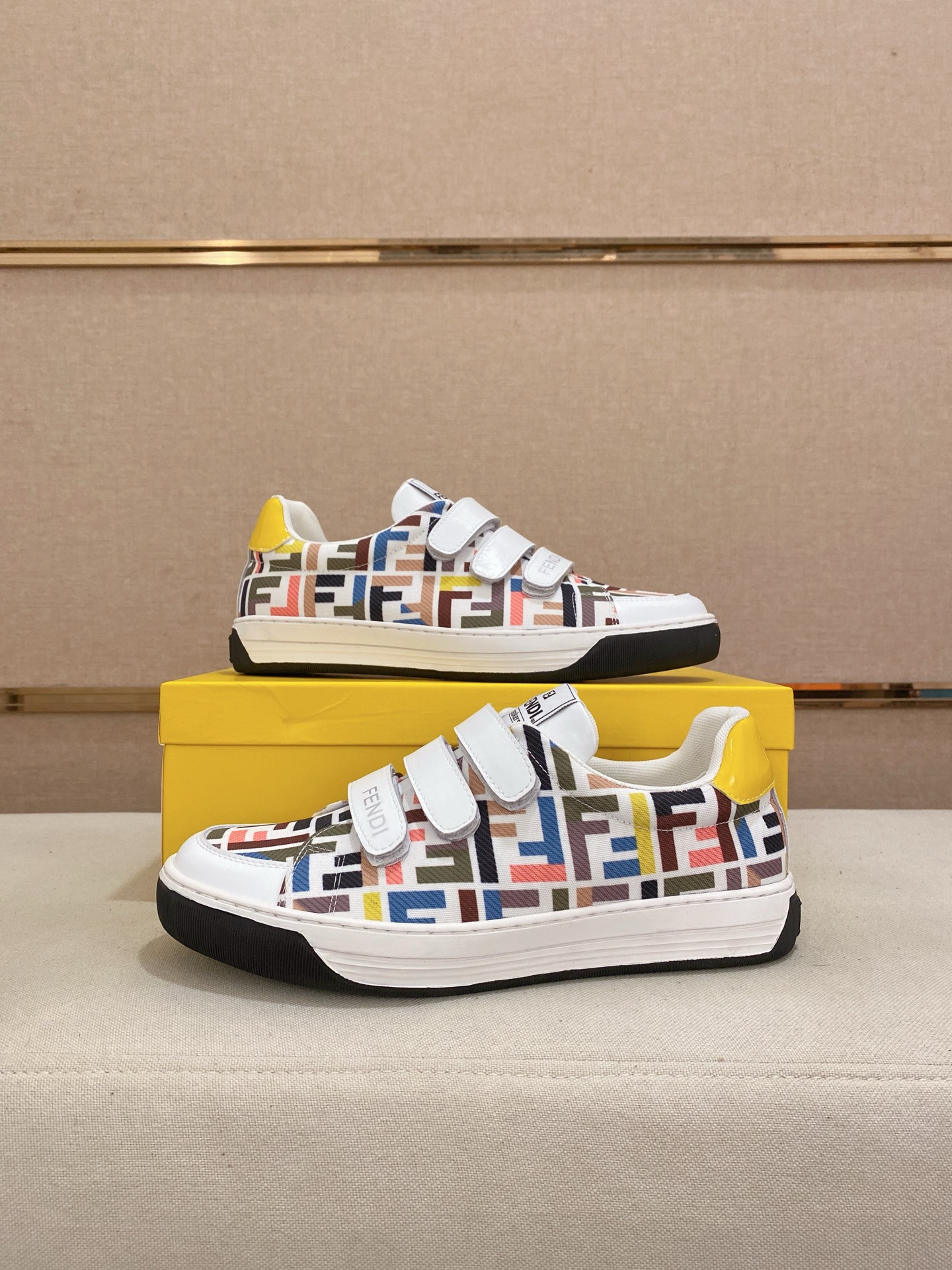 工厂价 290（FENDI芬迪） 新款高帮👊🏻鞋面🇮🇹进口牛皮面料 🇩🇪内里进口羊皮内里 。原版大底开模，每一位男士的身份衬托，上脚大气稳重🚶🏻🚶🏻高端定制专柜原版复刻📯不管风吹雨打鞋楦不变，经得起时间的验证🔍️，🔵 码数：38-44(45定做不退换