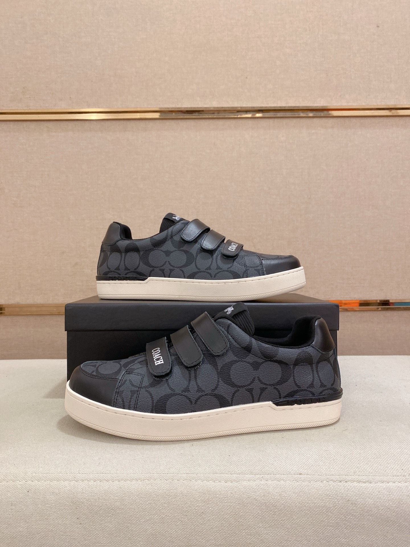 工厂价: 290💰 官网上新🚩🚩COACH蔻驰独家新款男士低帮休闲系带板鞋,休闲时尚百搭款,四季可穿!!板鞋可以说是每年最流行的一款鞋了,适合现在年轻人的潮流选择,这款休闲男鞋采用便捷的系带设计,更加提升上脚舒适贴合度,透气度!!鞋面材质进口叩齿专用材料!高端大气,增添视觉上的层次感,更加休闲时尚,展现出清新活力的一面,内里透气羊里 !上脚舒适,柔软透气,大底:原版发泡耐磨大底,颜色:尺码:38、39、40、41、42、43、44标准码(45定做)