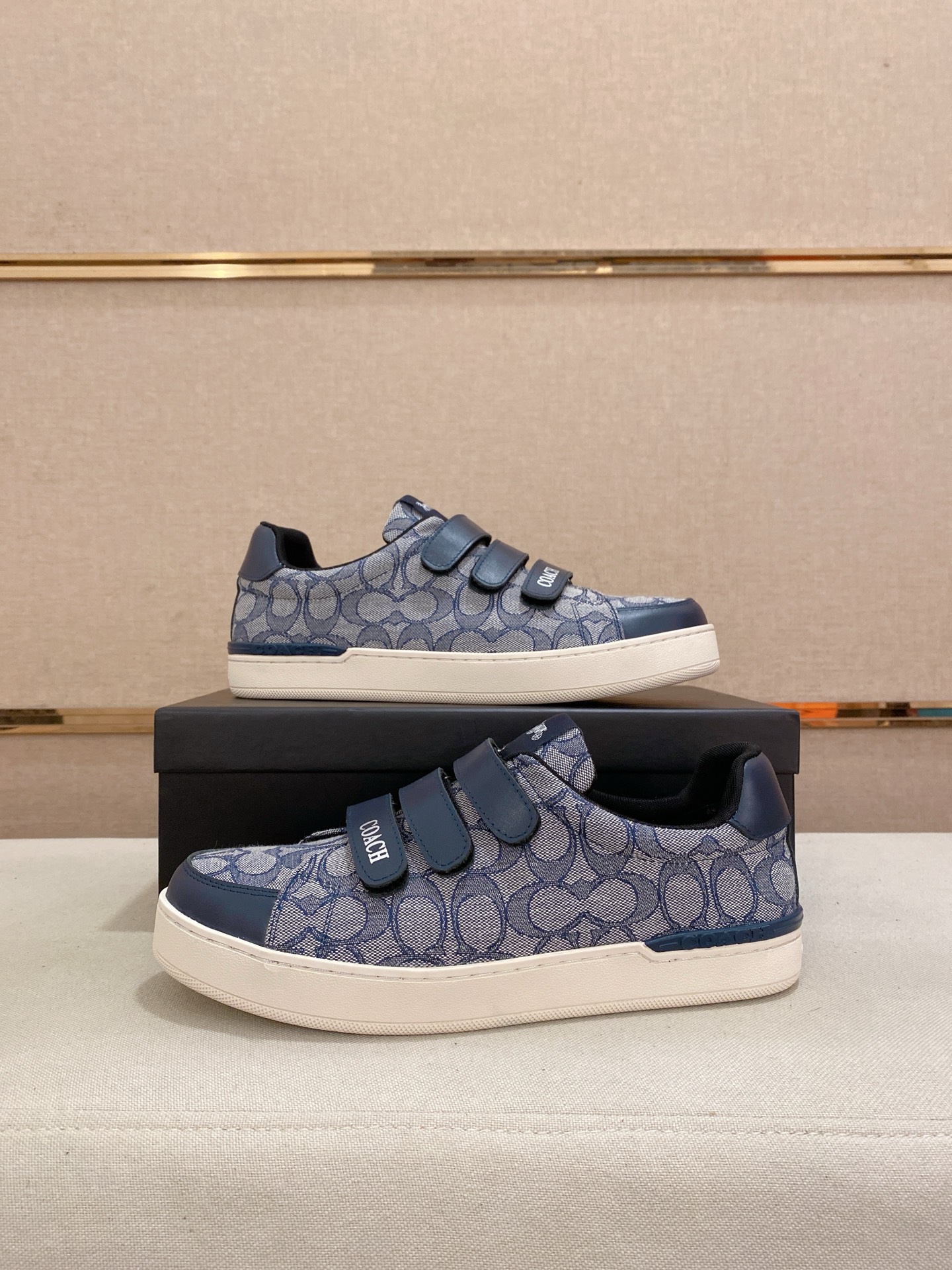 工厂价: 290💰 官网上新🚩🚩COACH蔻驰独家新款男士低帮休闲系带板鞋,休闲时尚百搭款,四季可穿!!板鞋可以说是每年最流行的一款鞋了,适合现在年轻人的潮流选择,这款休闲男鞋采用便捷的系带设计,更加提升上脚舒适贴合度,透气度!!鞋面材质进口叩齿专用材料!高端大气,增添视觉上的层次感,更加休闲时尚,展现出清新活力的一面,内里透气羊里 !上脚舒适,柔软透气,大底:原版发泡耐磨大底,颜色:尺码:38、39、40、41、42、43、44标准码(45定做)