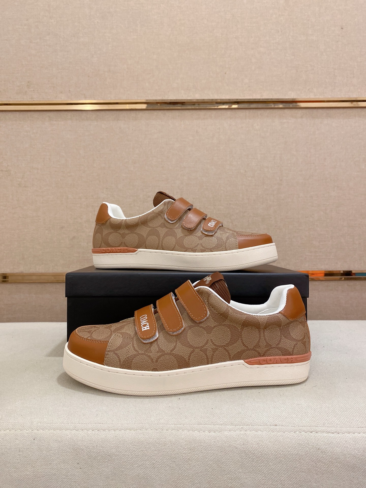 工厂价: 290💰 官网上新🚩🚩COACH蔻驰独家新款男士低帮休闲系带板鞋,休闲时尚百搭款,四季可穿!!板鞋可以说是每年最流行的一款鞋了,适合现在年轻人的潮流选择,这款休闲男鞋采用便捷的系带设计,更加提升上脚舒适贴合度,透气度!!鞋面材质进口叩齿专用材料!高端大气,增添视觉上的层次感,更加休闲时尚,展现出清新活力的一面,内里透气羊里 !上脚舒适,柔软透气,大底:原版发泡耐磨大底,颜色:尺码:38、39、40、41、42、43、44标准码(45定做)